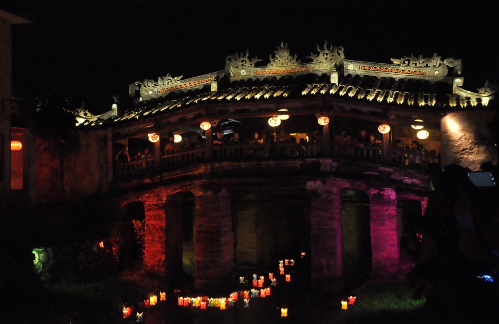 Dem hoa dang o Hoi An trong mua le Vu Lan hinh anh