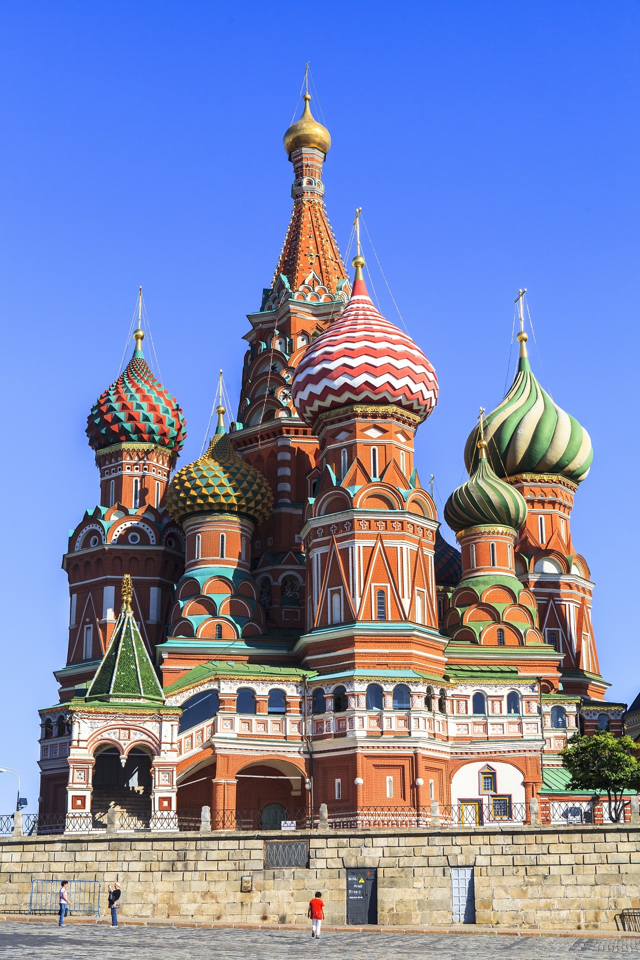 Nhà thờ chành tòa Thánh Basil ở Moscow: Đây là nhà thờ được đánh giá có kiến trúc độc đáo và tuyệt đẹp nhất nước Nga và trên thế giới. Nhà thờ được xây dựng theo lệnh của Sa hoàng Ivan. Được xây dựng trong khoảng thời gian 11 năm từ năm 1555 đến năm 1561, công trình có chiều cao 81 mét với kiến trúc độc đáo gồm 8 tòa tháp cùng đứng chung trên một nền, mỗi tòa tháp tượng trưng cho một lần đánh thắng quân Mông Cổ. nếu nhìn từ trên cao, nhà thờ như ngôi sao 8 cánh mang nhiều ý nghĩa tâm linh và tôn giáo. Vẻ đẹp của tòa nhà thờ còn tạo nên một truyền thuyết là Sa hoàng Ivan đã cho chọc mù mắt kiến trúc sư Postnik Yakovlev để ông không thể tạo thêm ra những công trình thứ 2 có thể so sánh với nhà thờ thánh Basil. Nhà thờ nằm ở cuối Quảng trường Đỏ và được Unesco công nhận là di sản thế giới từ năm 1990.