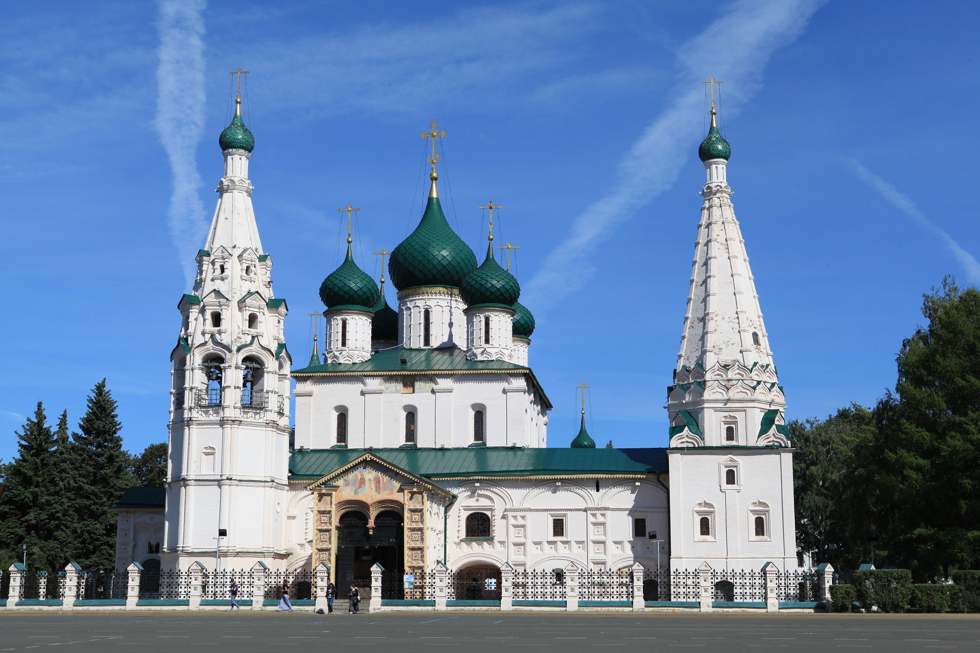 Nhà thờ của nhà tiên tri Elijah ở Yaroslval: Là một trong những nhà thờ được đánh giá đẹp nhất của thành phố lịch sử Yaroslval. Nhà thờ được xây dựng từ năm 1647 đến 1650 và là một trong những di tích được bảo tồn tốt nhất và hoàn chỉnh nhất của Yaroslavl. Nằm ở trung tâm của thành phố cạnh dòng sông Volga, nhà thờ có lối kiến trúc độc đáo và được coi là kiệt tác kiến trúc cổ xưa của Nga. Với 2 tháp chính cao được trạm trỗ tinh vi cùng với 5 khối vòm hình nấm tạo nên một tổng thể hài hòa của nhà thời. Ngoài những bức tranh vẽ bên trong khu vực chính điện thì bên ngoài cổng còn được ốp những miếng gạch men vuông vức với những hoa văn và màu sắc rất phong phú và đa dạng. 