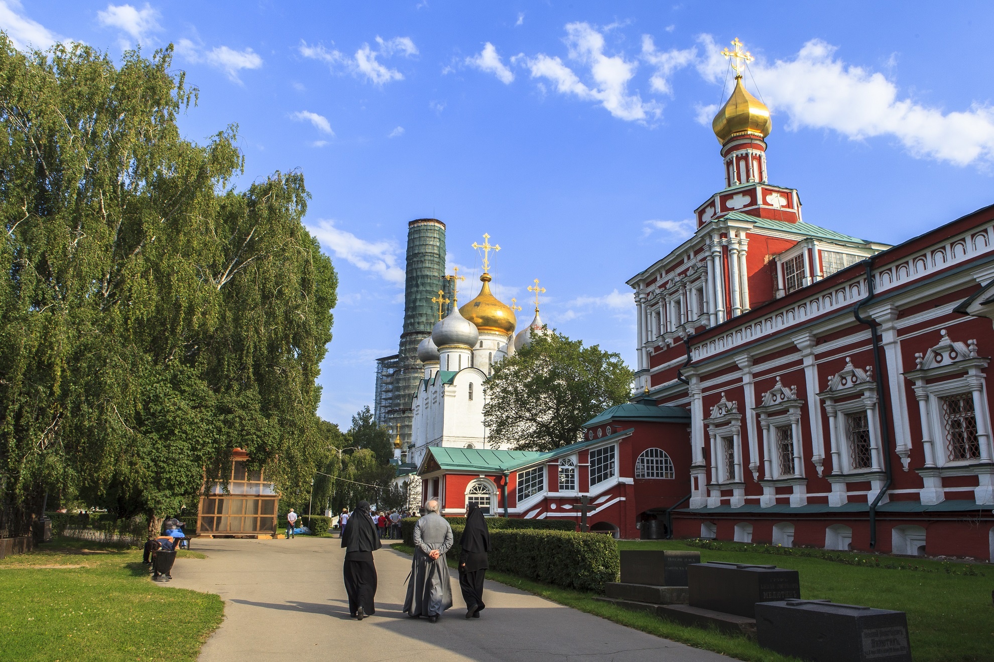 Nhà thờ Smolensky: Nhà thờ Smolenky nằm trong quần thể các tu viện Novodevichy nổi tiếng ở Moscow. Cùng với hệ thống các tu viện, nhà thờ được bao bọc bởi hệ thống tường thành cao với 12 ngọn tháp xung quanh. Nhà thờ được xây dựng từ những năm 1520 bởi đại công tước Vasily III được dành riêng cho giới quý tộc thời bấy giờ. Ngoài chức năng chính là cầu nối cho sự phát triển Chính thống giáo Nga, Smolensky và quần thể các tu viện còn trở thành hệ thống phòng thủ hữu hiệu cùng với điện Kremlin. Nhà thờ cũng tượng trưng cho lối kiến trúc Ba Rốc tuyệt đẹp vào thời kỳ đó. Quần thể Tu viện Novodevichy và nhà thờ Smolensky hầu như vẫn còn nguyên vẹn từ thế kỷ 16. Năm 2004, nó đã được công bố UNESCO công nhận di sản văn hóa của nhân loại.