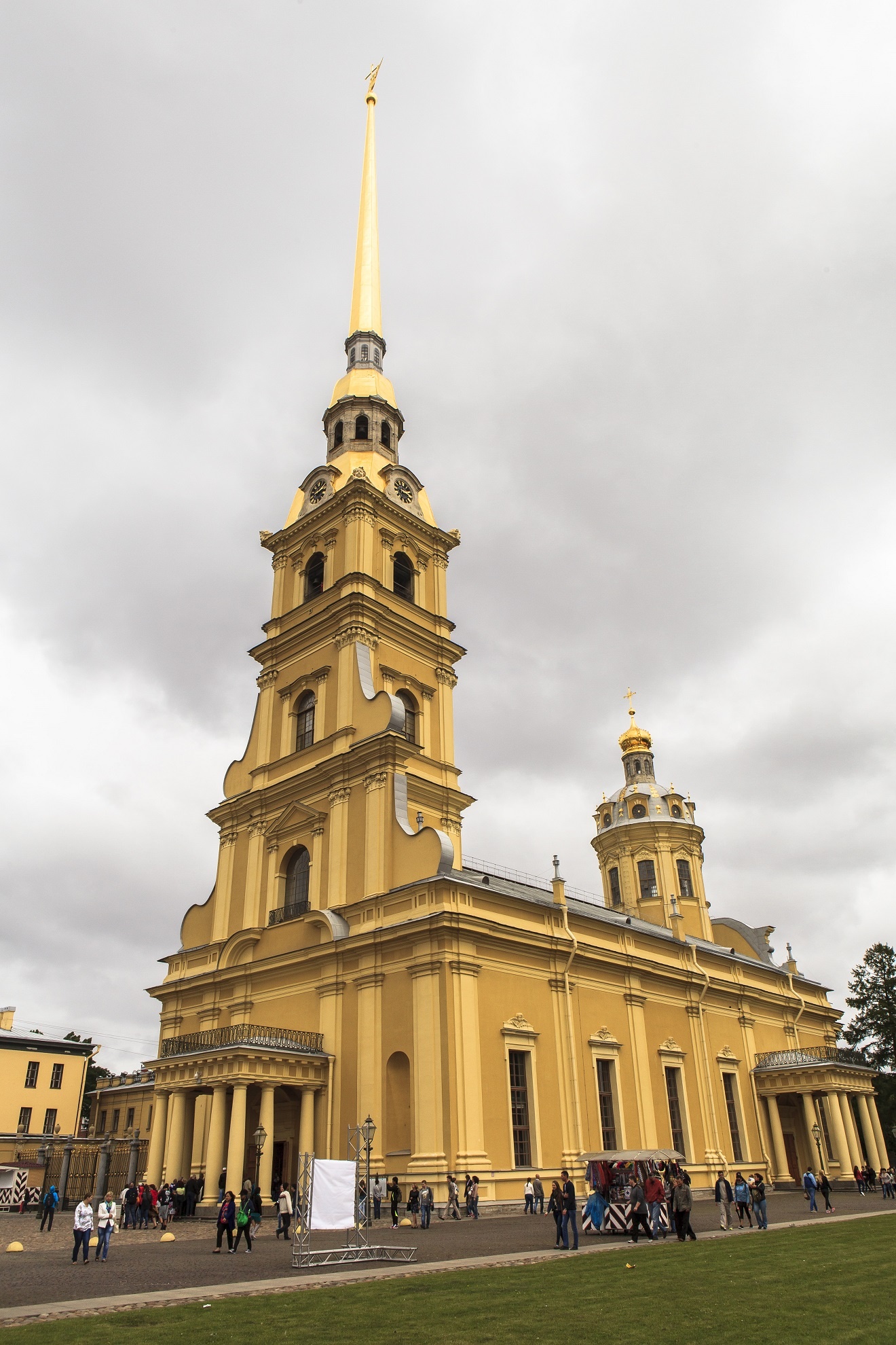 Nhà thờ thánh Phêrô và Phaolô: Nhà thờ Thánh Phêrô và Phaolô là một nhà thờ Chính thống giáo Nga nằm bên trong pháo đài Peter và Paul ở Saint Petersburg. Đây là công trình đầu tiên và lâu đời nhất, đánh dấu sự hưng thịnh của Saint Petersburg. Nhà thờ được xây dựng giữa năm 1712 và 1733 trên đảo Zayachy dọc theo dòng sông Neva xinh đẹp. Cả hai nhà thờ và pháo đài ban đầu được xây dựng theo Peter Đại đế và thiết kế bởi kiến trúc sư Domenico Trezzini. Tháp chuông của nhà thờ là tháp chuông Orthodox cao nhất thế giới. Nhà thờ đôi khi được xem là Giáo Hội Chính Thống cao nhất trên thế giới.