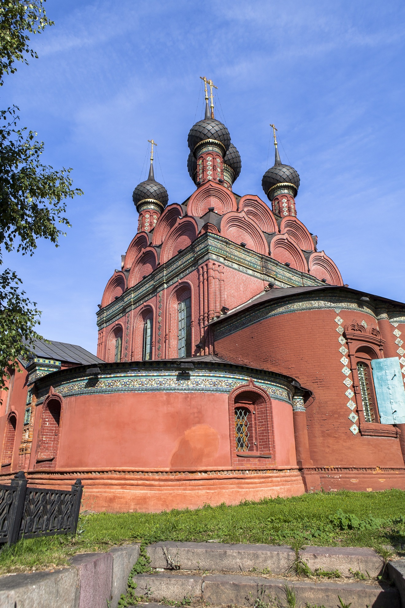 Nhà thờ Epiphany ở Yaroslval: Nằm cạnh bờ sông Kotorosl, nhà thờ Epiphany có cấu trúc đặc biệt với 5 mái vòm cùng màu đỏ thẩm của gạch nổi bật trong hệ thống các nhà thờ thuộc thành phố di sản Yaroslavl. Cũng thuộc kiến trúc Ba rốc nổi tiếng nhưng nhà thờ Epiphany có những đường cong uốn lượn trên mái vòm tạo nên sự thanh thoát, mềm mại riêng. Nhà thờ được xây dựng từ thế kỷ 17 và được bảo tồn khá nguyên vẹn. Đây được xem là một trong những báu vật của Yaroslavl để Unesco làm cơ sở công nhận là thành phố di sản. Hiện nay, nhà thờ cũng là nơi cầu nguyện chính của cư dân thành phố.