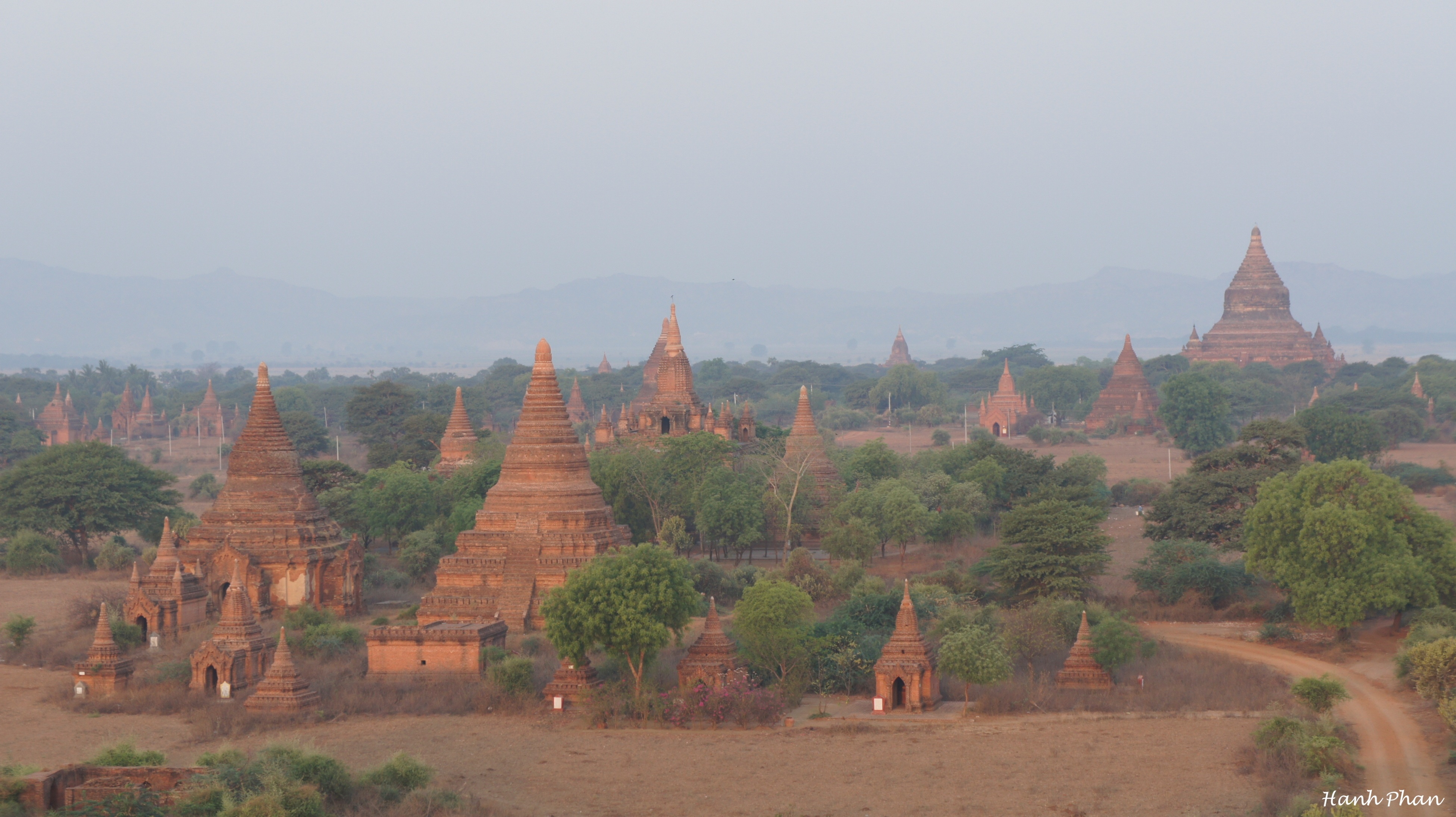 Hàng nghìn chóp đền lớn nhỏ đặc trưng vùng Bagan hiện ra thấp thoáng phía xa.