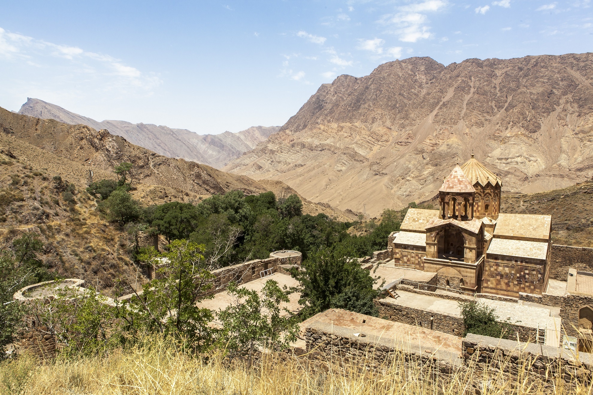 Nhà thờ Hồi giáo người Armeni, với dãy núi cao là thuộc phần đất của Azerbaijan, có thể con đường tơ lụa không chỉ thuần túy về mặt thương nghiệp mà còn là hành trình văn hóa, tôn giáo đa dạng được hòa trộn.