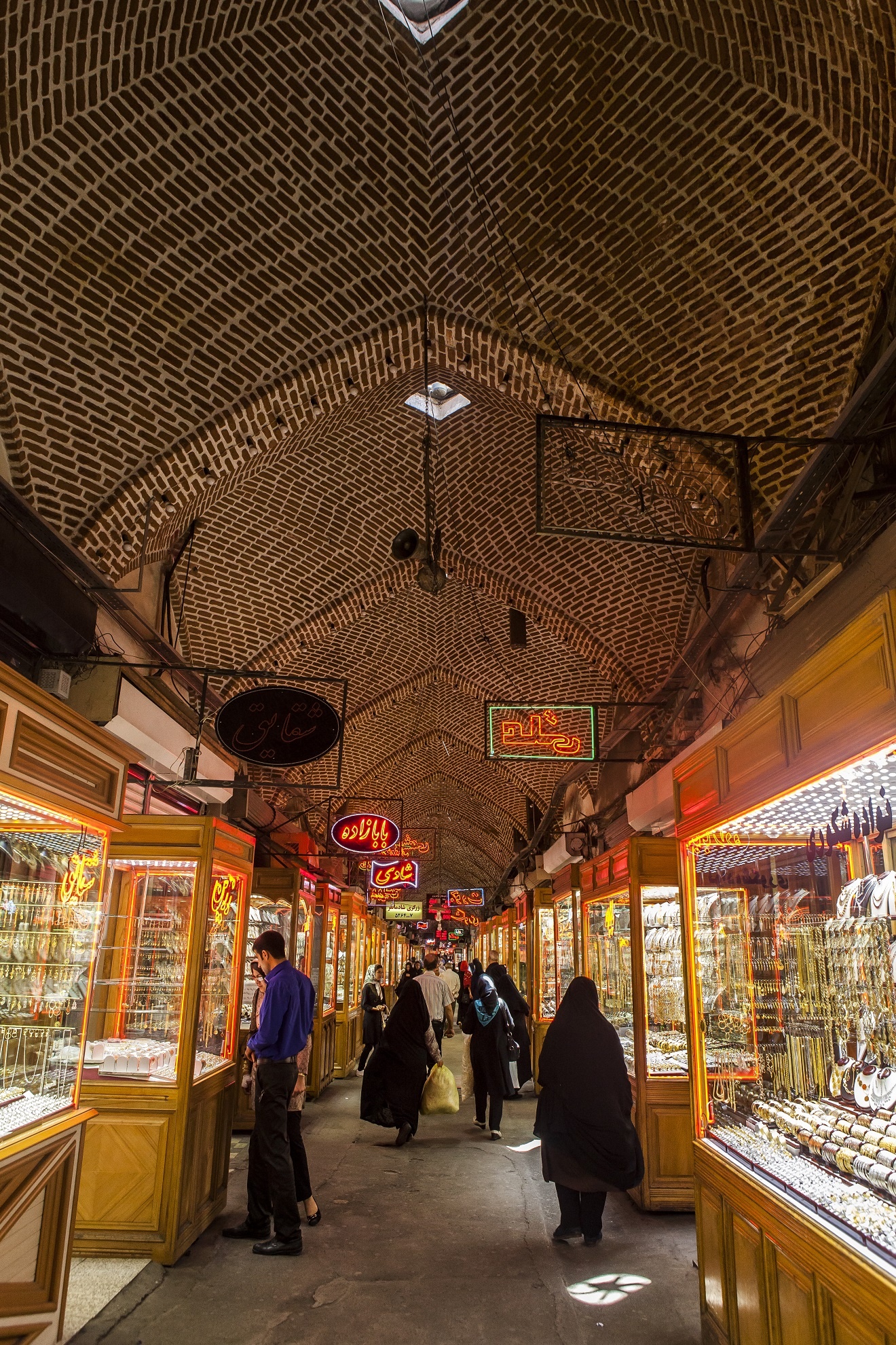 Khu chợ bán vàng nổi tiếng nằm trong Bazzar Tabriz, một điểm dừng chân của đoàn thương nhân phương Đông trao đổi hàng hóa ở xứ Ba Tư trước đây.