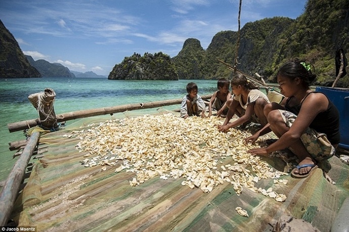 Nhiều sản phẩm không ăn hết họ đem phơi để lưu trữ.