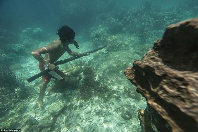 Người đàn ông của bộ lạc Tagbanua cầm giáo đi săn.