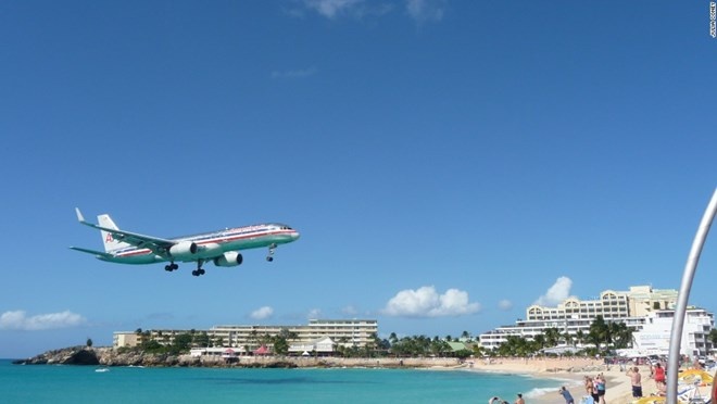 Sân bay St.Maarten. Sân bay St.Maarten, còn có tên gọi khác là Sân bay Quốc tế Công nương Juliana luôn khiến người ta lấy máy ảnh chụp lại mỗi khi máy bay chuẩn bị hạ cánh, lúc đó phi cơ chỉ cách mặt biển có vài mét.