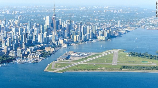 Sân bay Billy Bishop Toronto City. Thường được biết đến với tên gọi Sân bay Toronto Island, đây là một cơ sở nhỏ nằm trên một hòn đảo ở hồ Ontario, thành phố Toronto (Canada). Để đến sân bay này, người dân phải sử dụng phà và nó được dành cho các máy bay nội địa, chuyên cơ hoặc các máy bay cứu nạn.