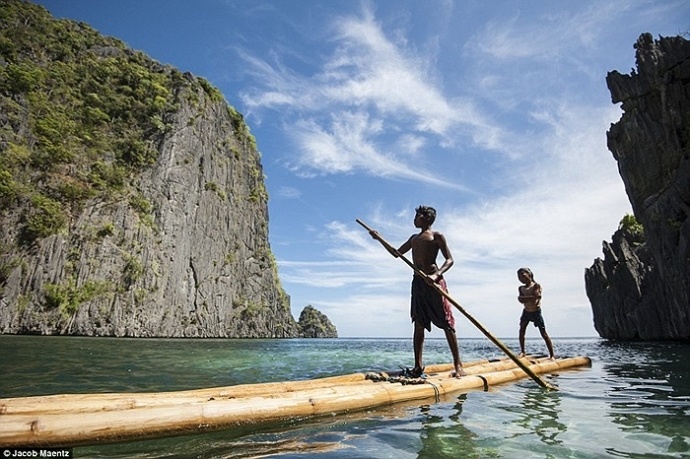 Chèo bè đi săn cá.