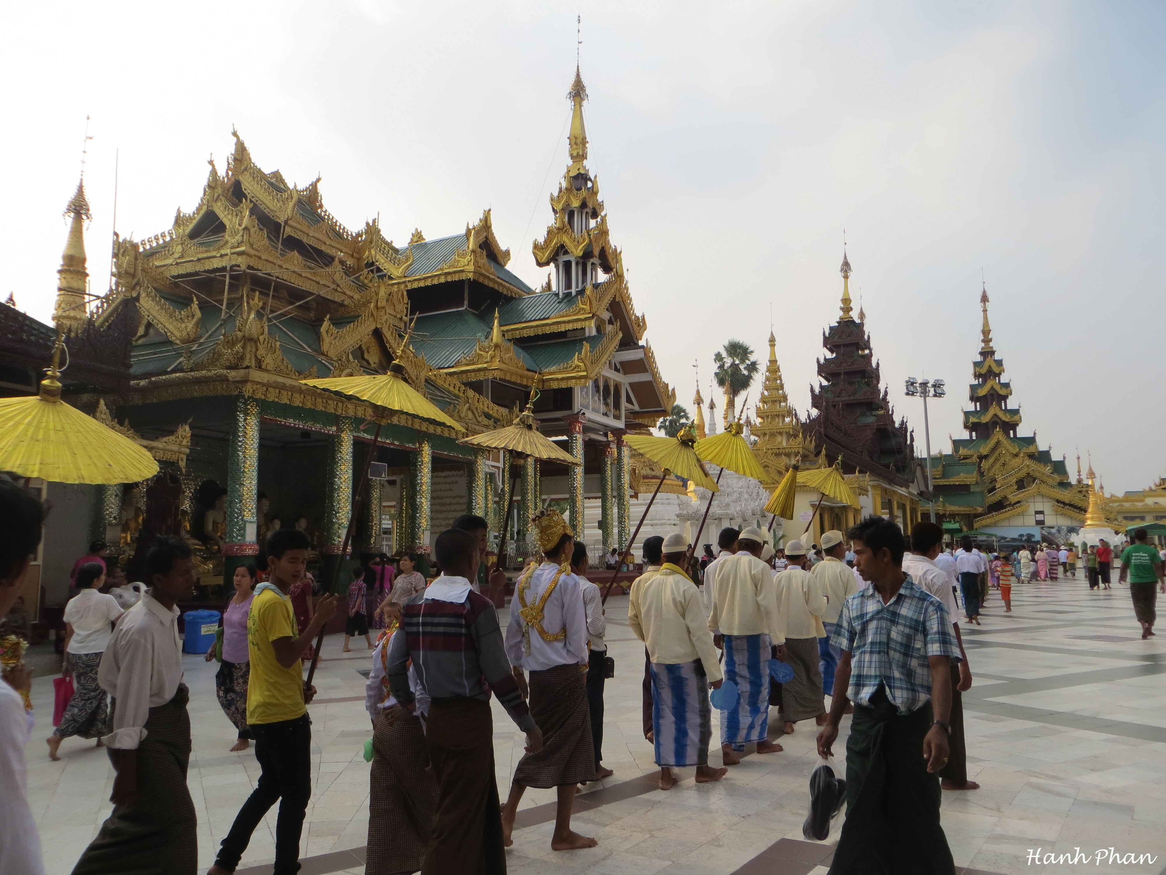 Longyi là trang phục truyền thống của người Myanmar.