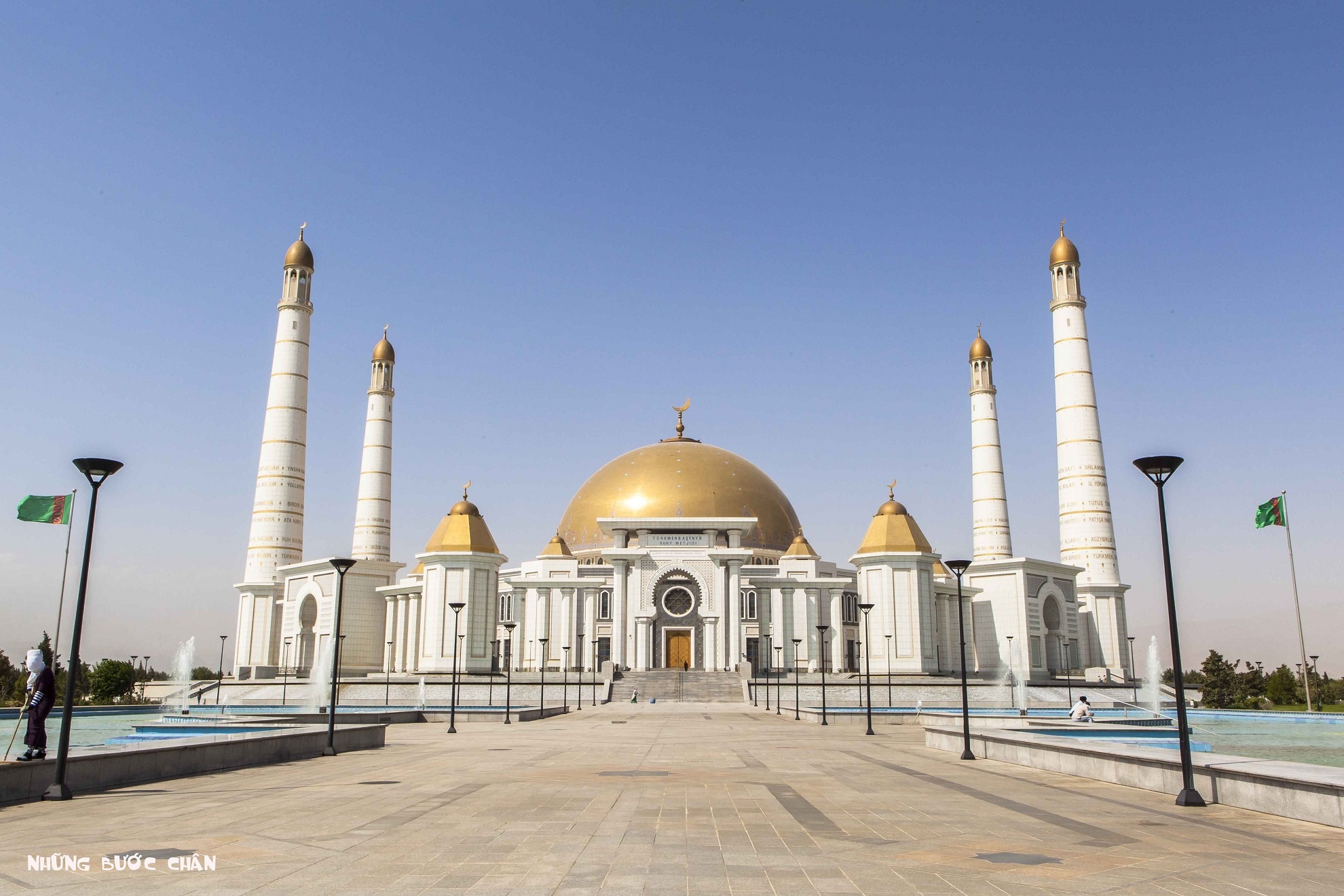 Thánh đường Hồi giáo lớn nhất Turkmenistan ở thủ đô Ashgabat được xây dựng bằng đá cẩm thạch trắng với sức chứa lên đến 7000 người.