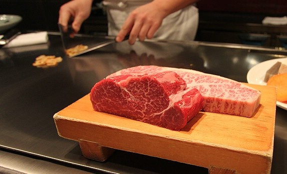 Ngày 2: Osaka – Kobe - Osaka Sau khi tới Osaka, hoàn tất thủ tục nhập cảnh, xe sẽ đưa du khách thẳng tới Kobe – thành phố cảng lớn thứ 3 tại Nhật Bản và là trung tâm hành chính tỉnh Hyogo. Tại đây bạn sẽ tới tham quan Bảo tàng rượu Sake, xem quy trình chế chiến ra loại rượu truyền thống này của Nhật Bản cũng như nếm thử một số loại Sake hảo hạng. Sau khi ăn trưa với món thịt bò Kobe nổi tiếng thế giới được các đầu bếp chuyên nghiệp phục vụ ngay tại bàn, du khách sẽ khởi hành quay lại Osaka để tham quan Lâu đài Osaka – di sản thế giới đã được UNESCO công nhận, sau đó bạn sẽ được tự do mua sắm tại Khu thương mại Shinsaibashi. Sau khi thưởng thức bữa tối tại khách sạn, sẽ là khoảng thời gian cho bạn dạo phố và tự do tham quan thành phố Osaka. Ảnh: Japan-guide.com.  