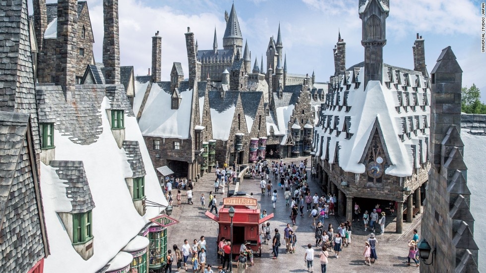 Ngày 3: Osaka, tham quan Universal - Thế giới phù thủy Harry Potter  Khu vui chơi giải trí Osaka Universal nổi tiếng thế giới là phim trường đầu tiên nằm ngoài nước Mỹ với rất nhiều khu cảnh phim của New York, Hollywood, công viên khủng long Jurassic… Sau khi ăn sáng tại khách sạn, du khách sẽ tới tham quan công viên và tham gia các trò chơi cảm giác mạnh tại đây, cũng như nhiều hình thức giải trí thú vị khác như công viên nước, khu kỹ xảo lửa cháy, phim không gia 4D… Đặc biệt là khu Thế giới phù thủy Harry Poster chỉ mới mở cửa nhưng đã rất nổi tiếng trên thế giới, bạn sẽ hòa mình vào thế giới phù thủy huyền ảo với lâu đài, trường học phù thủy, bữa ăn phù thủy … Đến thời điểm 3 giờ chiều du khách sẽ được đón về Osaka trước khi thưởng thức bữa tối, sau đó là thời gian tự do khám phá thành phố Osaka về đêm. Ảnh:  CNN.