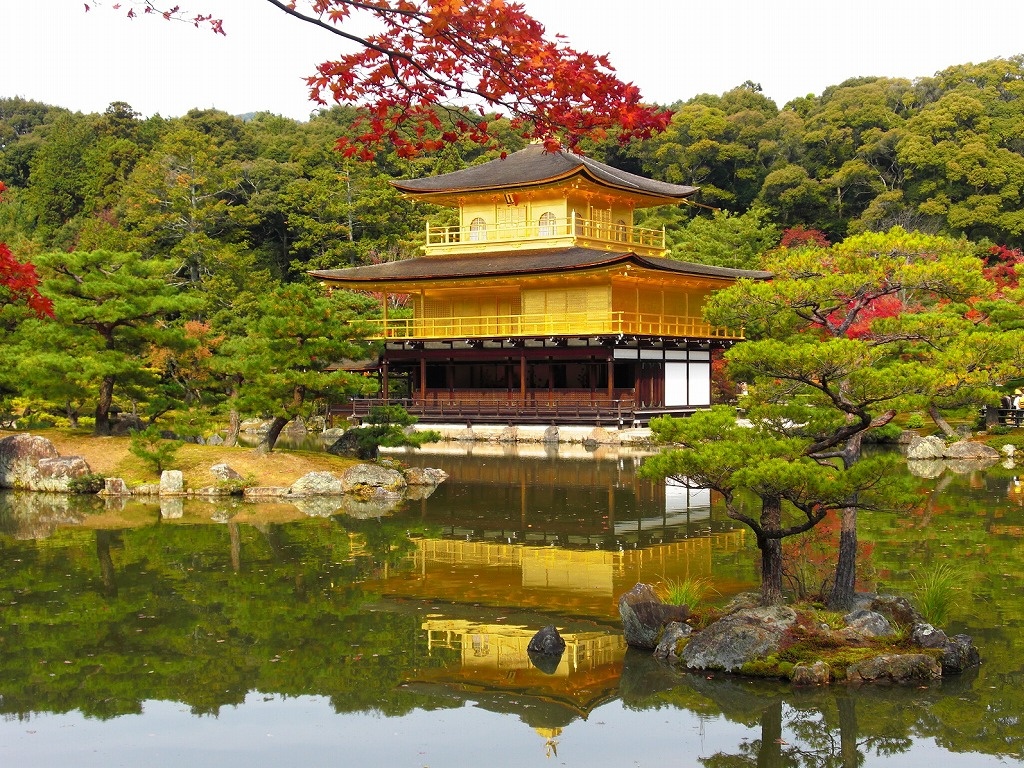 Ngày 4. Osaka – Kyoto – Nagoya Sau khi ăn sáng, du khách sẽ di chuyển tới thành phố Kyoto bằng loại xe điện cao tốc độc đáo Bullet Train với vận tộc 300 km/giờ. Tại đây là khoảng thời gian để bạn tham quan cố đô Kyoto với di tích Đền Vàng nổi tiếng, ngôi đền được dát bằng vàng lá tuyệt đẹp nằm giữa mặt hồ xanh màu ngọc bích. Ngoài ra bạn còn được tham quan đền Kiyomizu với suối nước nóng lâu đời nhất Nhật Bản, Trung tâm dệt Nishijin để tìm hiểu về công nghệ dệt vải áo Kimono. Đến cuối giờ chiều xe đón du khách khởi hành đi Nagoya, ăn tối và nghỉ ngơi tại khách sạn.  Ảnh: Narcissisticguy.wordpress.com.