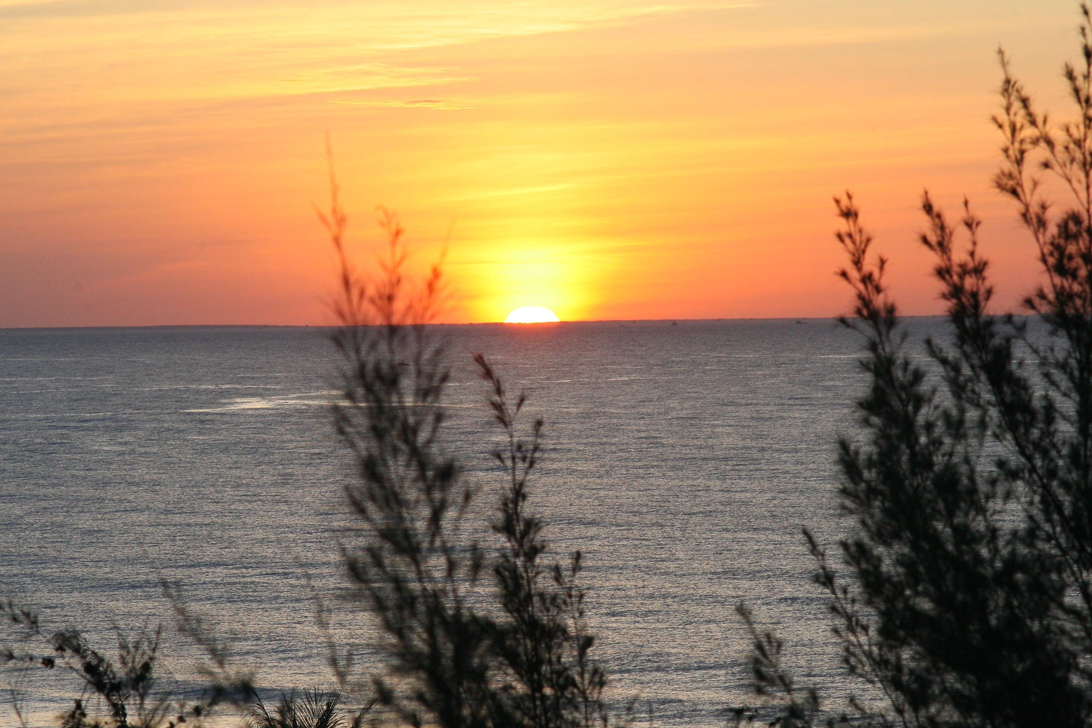 Cảnh bình minh lấp ló trên biển Hải Tiến, Thanh Hóa. Ảnh: Nguyễn Sơn Minh.