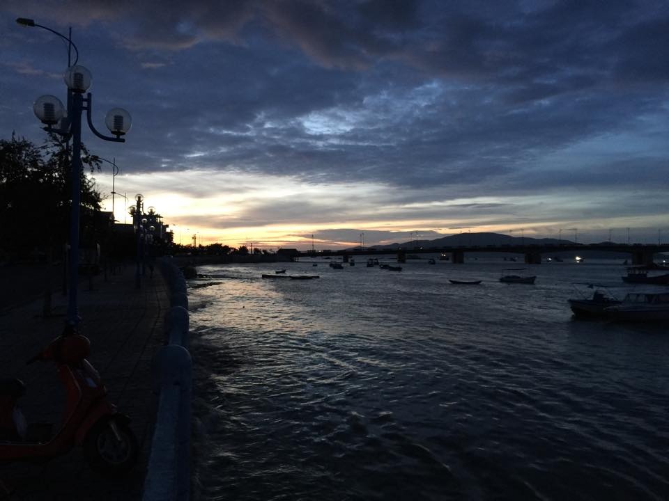 Khung cảnh thanh bình khi ánh bình minh ló dạng tại Bờ Kè, Nha Trang. Ảnh: Hoàng Phan.