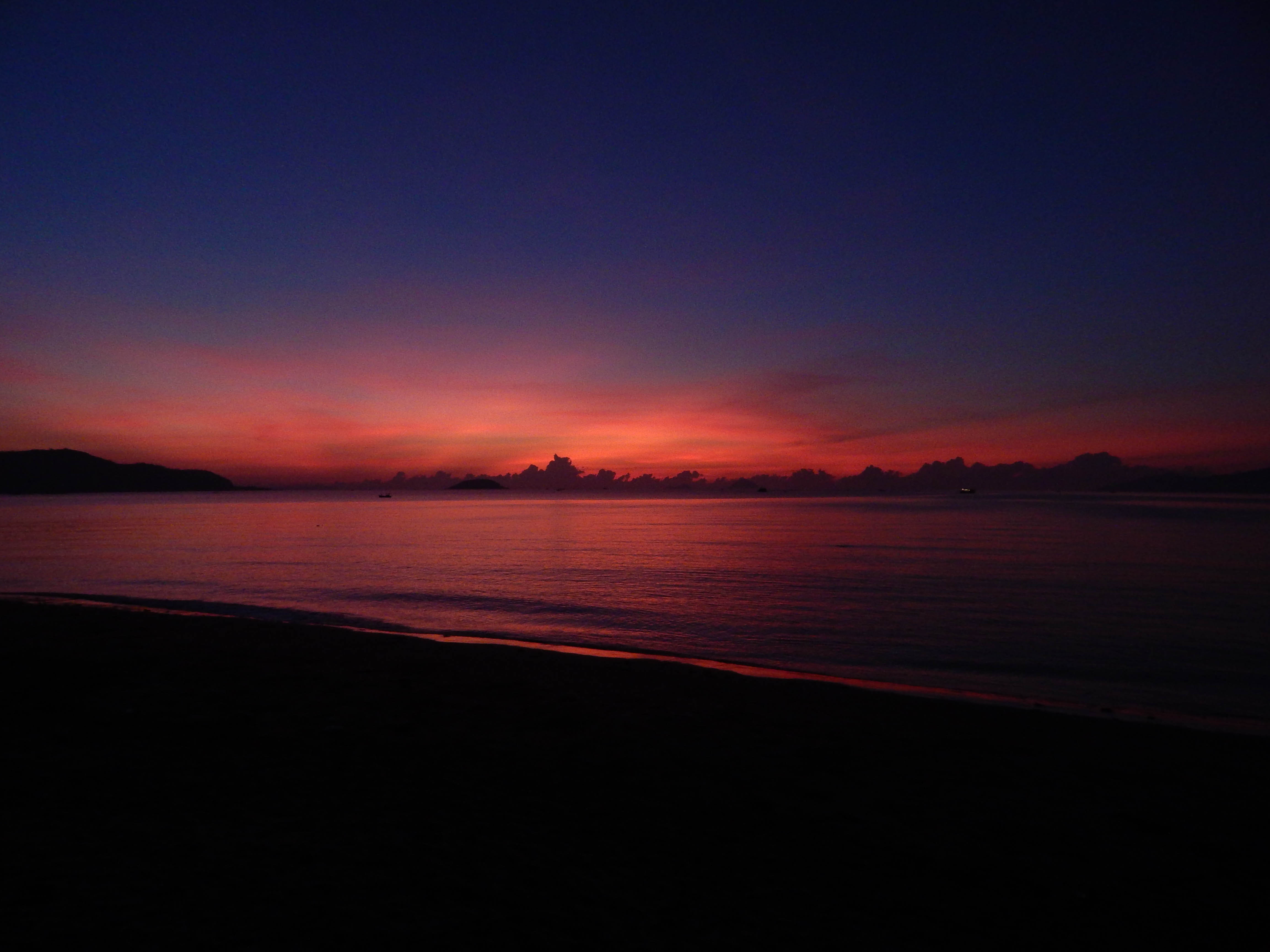 Bình minh thơ mộng tại Hòn Chồng, Nha Trang. Ảnh: Nguyễn Trung Quân.