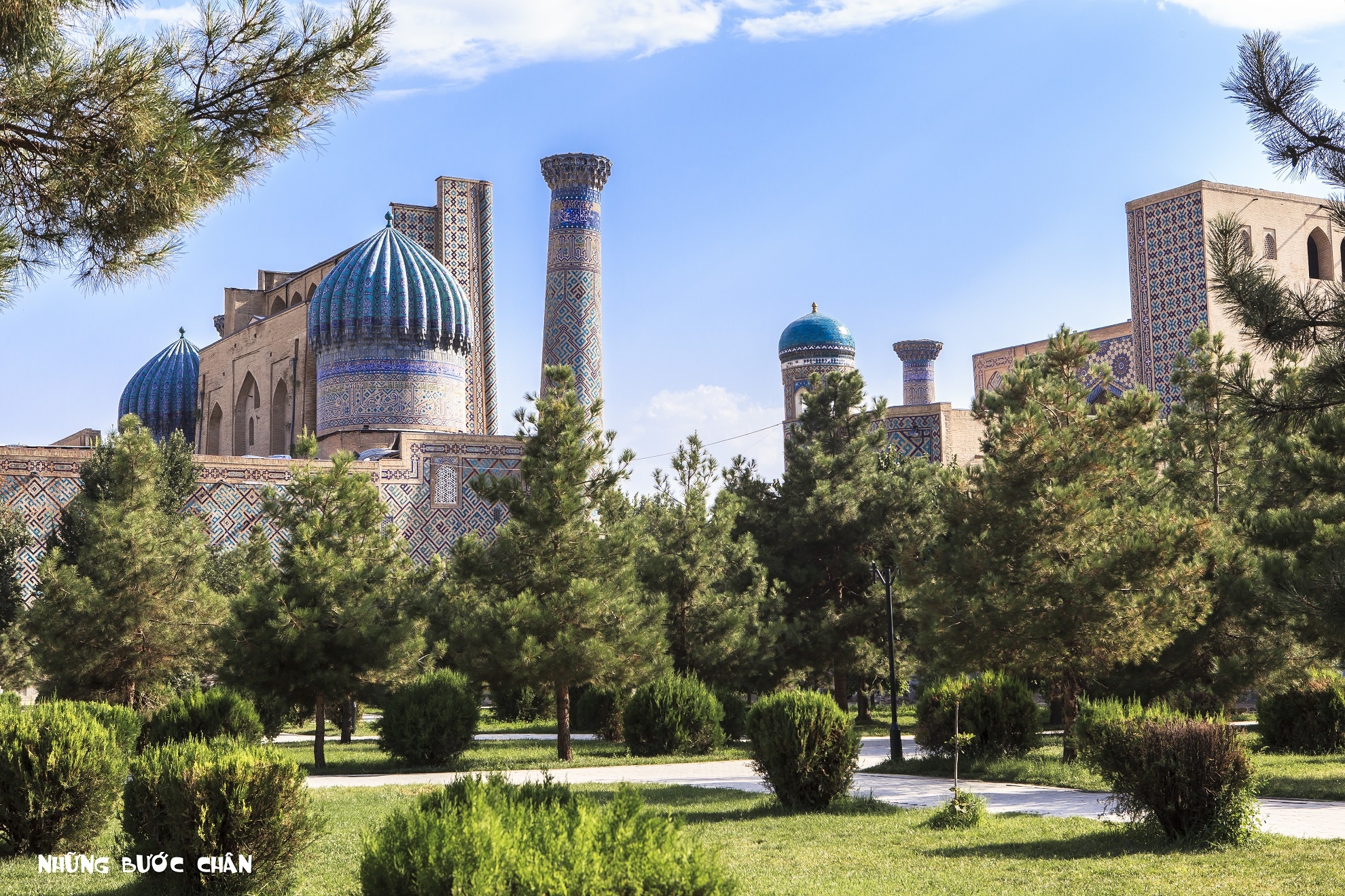 Samarkand luôn được xem là thành phố trung tâm trên con đường tơ lụa huyền thoại năm xưa với nhiều di tích văn hóa, tôn giáo độc đáo.