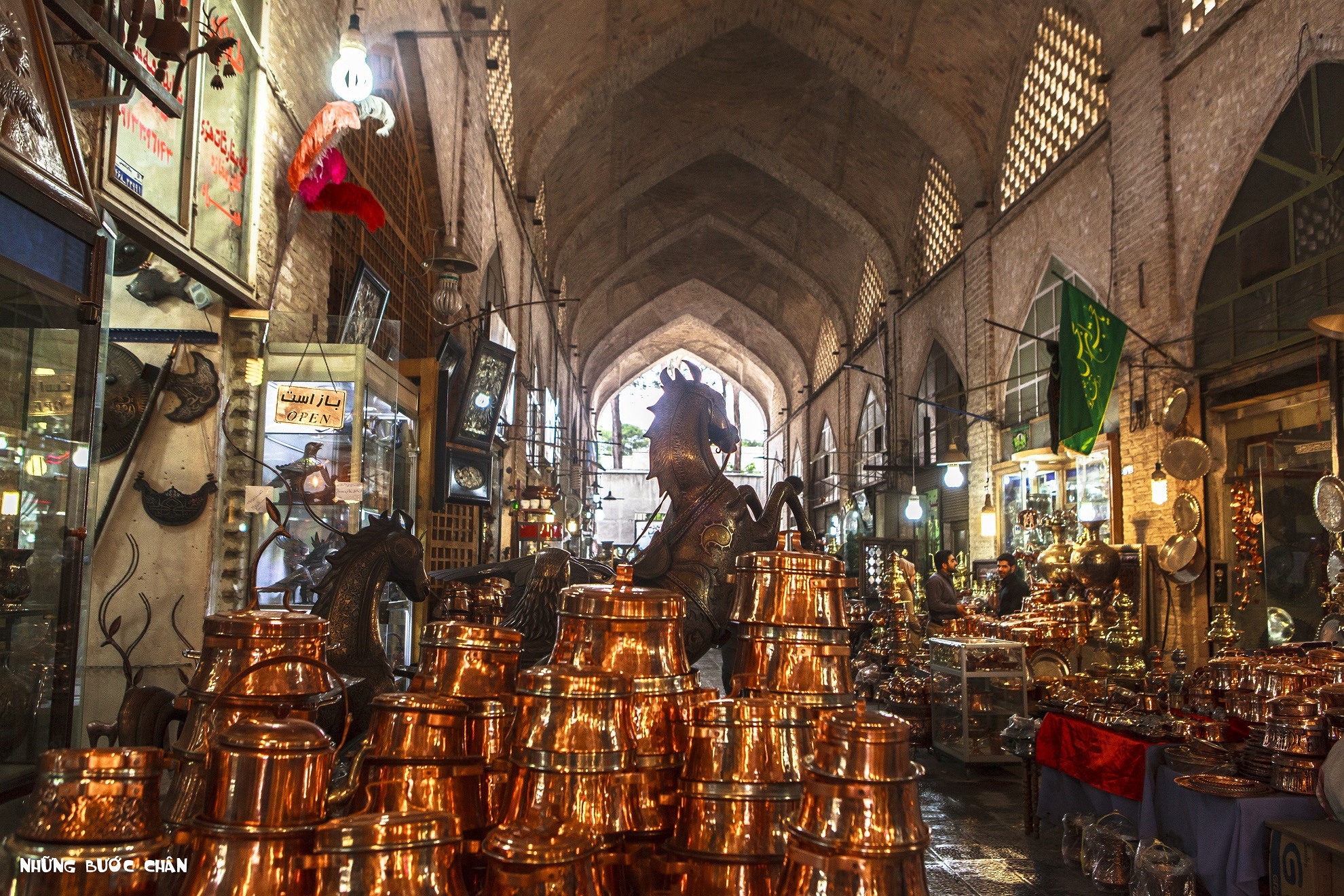 Iran là thiên đường mua sắm với rất nhiều bazzar rộng lớn bày bán các mặt hàng độc đáo của địa phương.