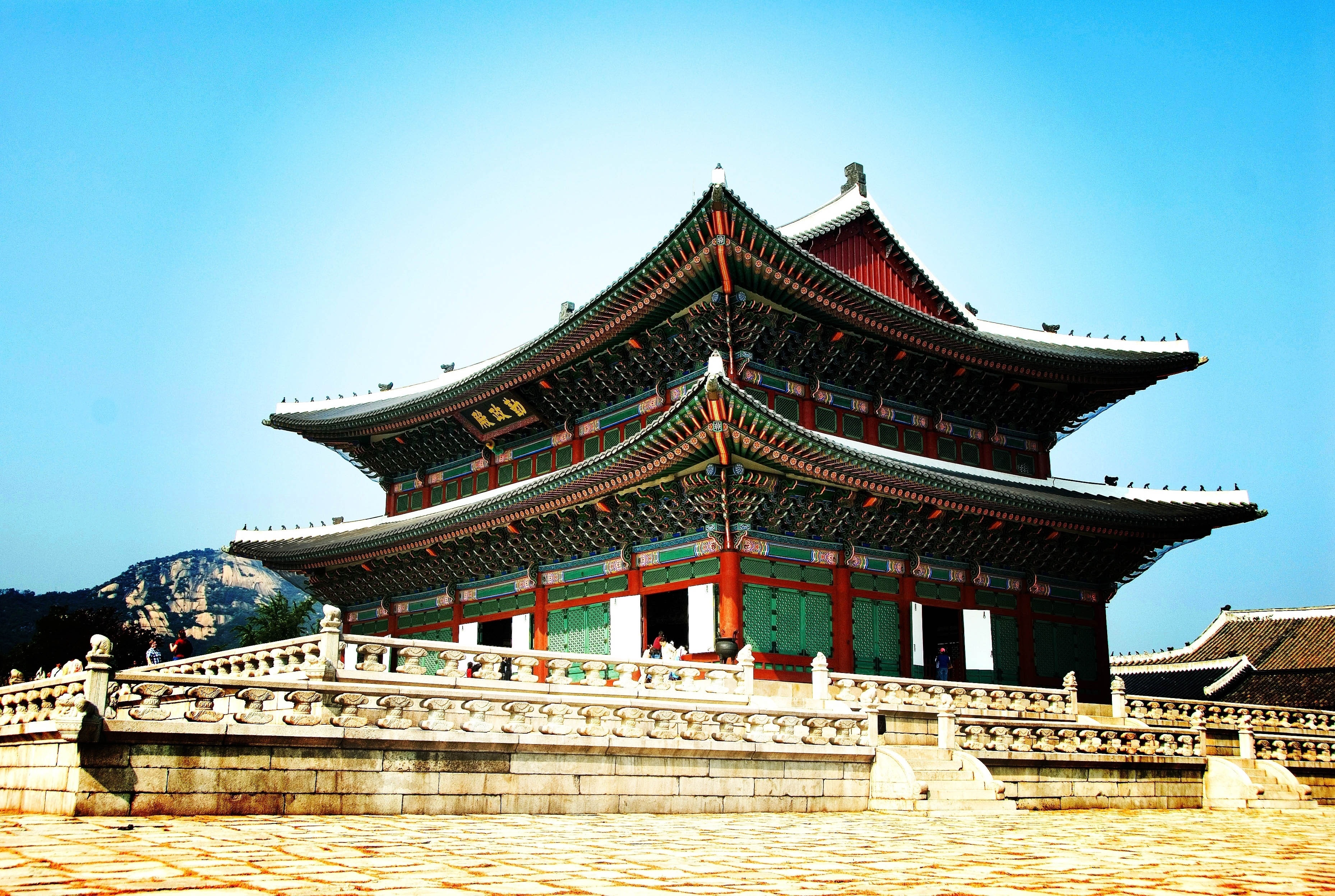 Ngày 2. Seoul – Jeju: Đầu tiên bạn sẽ tới tham quan cung điện Gyeongbok – cung điện hoàng gia của vương triều Chosun (1392 – 1910), đây cũng được coi là công trình nghệ thuật nổi tiếng có phong cách và kiến trúc độc đáo và đẹp nhất Seoul. Sau đó du khách sẽ tham quan Bảo tàng dân gian Seoul, rồi tới Nhà Xanh (dinh tổng thống). Ảnh: Cung điện Gyeongbok - Suggestkeyword.com. 