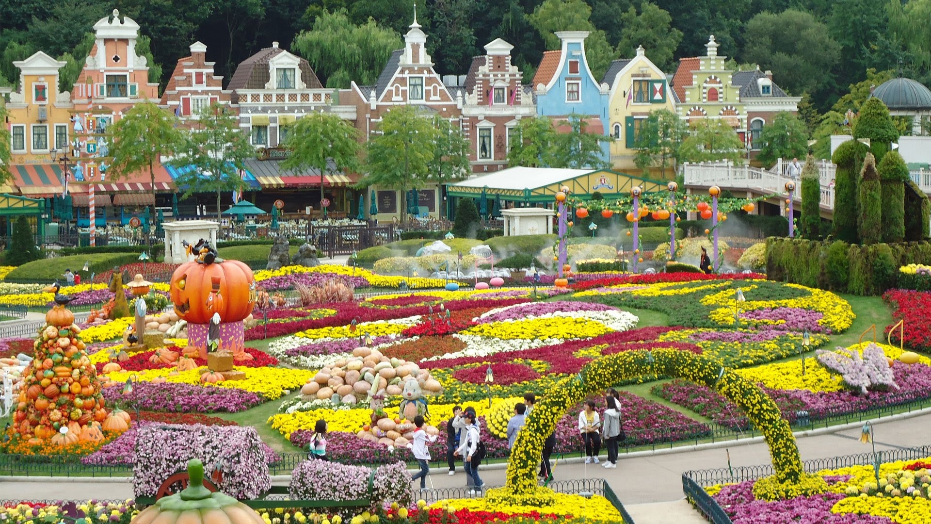 Ngày 5. Seoul – Nami – Nanta Show: Xe đưa đón du khách tới tham quan Công viên Everland – Công viên có chủ đề lớn nhất tại Hàn Quốc, xếp thứ 5 trong top 10 Công viên giải trí thu hút nhất thế giới. Với rất nhiều chủ đề hấp dẫn, du khách sẽ khó lòng khám phá hết trong một buổi sáng. Tiếp theo bạn sẽ thăm Vườn thú Safari để tận mắt chứng kiến nhiều loài động vật quý hiếm.  Chiều bạn sẽ tự do mua sắm tại Korea Garden và Hoganbo, trước khi tới tham quan Trường học Kim Chi – nơi bạn sẽ được mặc những bộ trang phục Hanbok truyền thống cũng như học cách làm món Kim chi nổi tiếng của Hàn Quốc. Ảnh: 1080plus.com. 