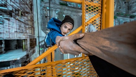 Oleg Sherstyachenko treo mình tại một cao ốc ở Yekaterinburg.