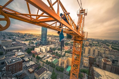 Oleg Sherstyachenko treo mình tại một cao ốc ở Yekaterinburg.