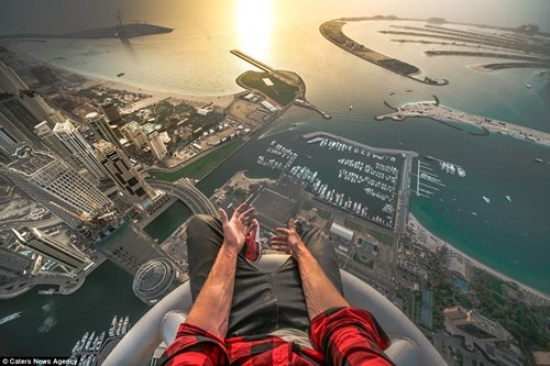 Oleg nhận được sự quan tâm lớn từ Facebook và Instagram vì những bức ảnh cực kỳ mạo hiểm.