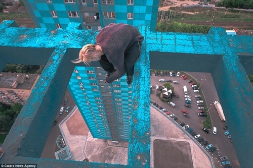 Tại một tòa nhà màu xanh ở Moscow, Nga. Rõ ràng những bức ảnh của  Oleg Sherstyachenko tạo ra ấn tượng mạnh. Tuy nhiên, sẽ là nguy hiểm và