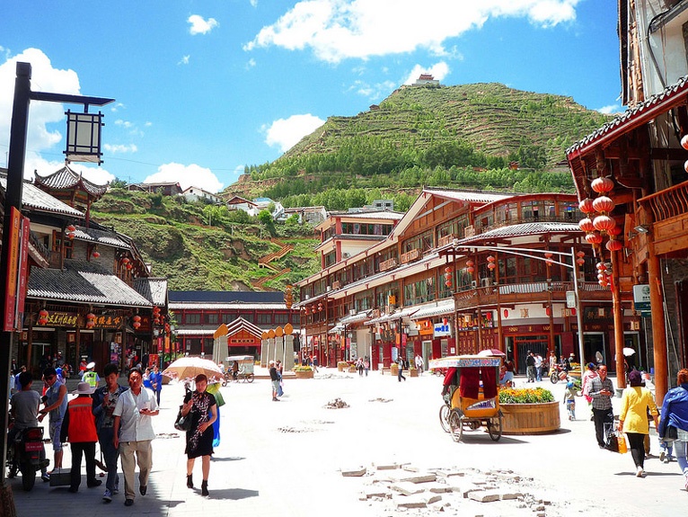 Ngày 2. Thành Đô – Cửu Trại Câu: Buổi sáng xe sẽ đưa bạn tới Cửu Trại Câu, trên đường đi sẽ ghé thăm Thành Cổ Tùng Phan – điểm du lịch lý thú của người Tây Tạng. Chiều tối sau khi đến Cửu Trại Câu bạn sẽ tự do tìm hiểu cuộc sống của người dân tộc Tạng. Ảnh: Hellouncleforeigner.com. 