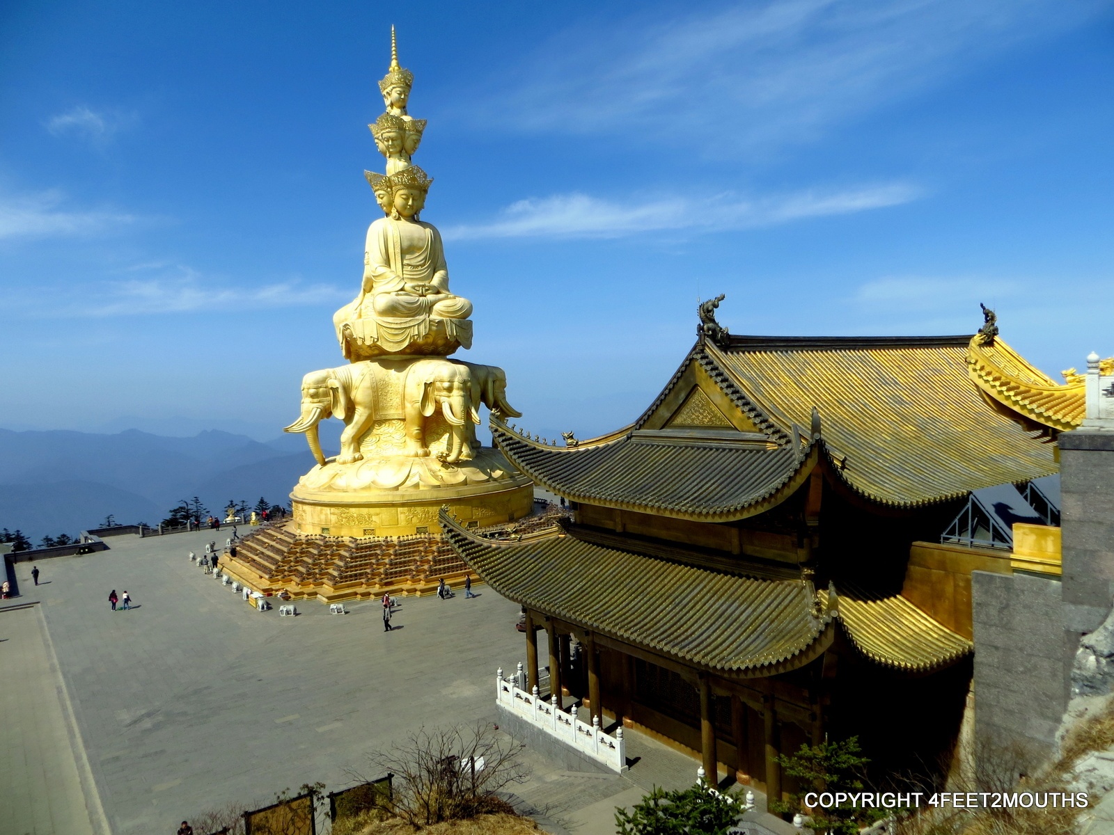 Ngày 5. Thành Đô – Nga Mi Sơn: Du khách sẽ tới tham quan Nga Mi Sơn – một trong “Tứ đại danh sơn” của Trung Quốc. Tại đây du khách còn sẽ được đưa lên đỉnh núi bằng hệ thống cáp treo- trước khi chiêm ngưỡng những ngôi chùa tuyệt đẹp của Nga Mi. Buổi tối sẽ là khoảng thời gian khám phá núi Nga Mi, và xem các chương trình biểu diễn công phu của địa phương. Ảnh: 4feet2mouths.com.  