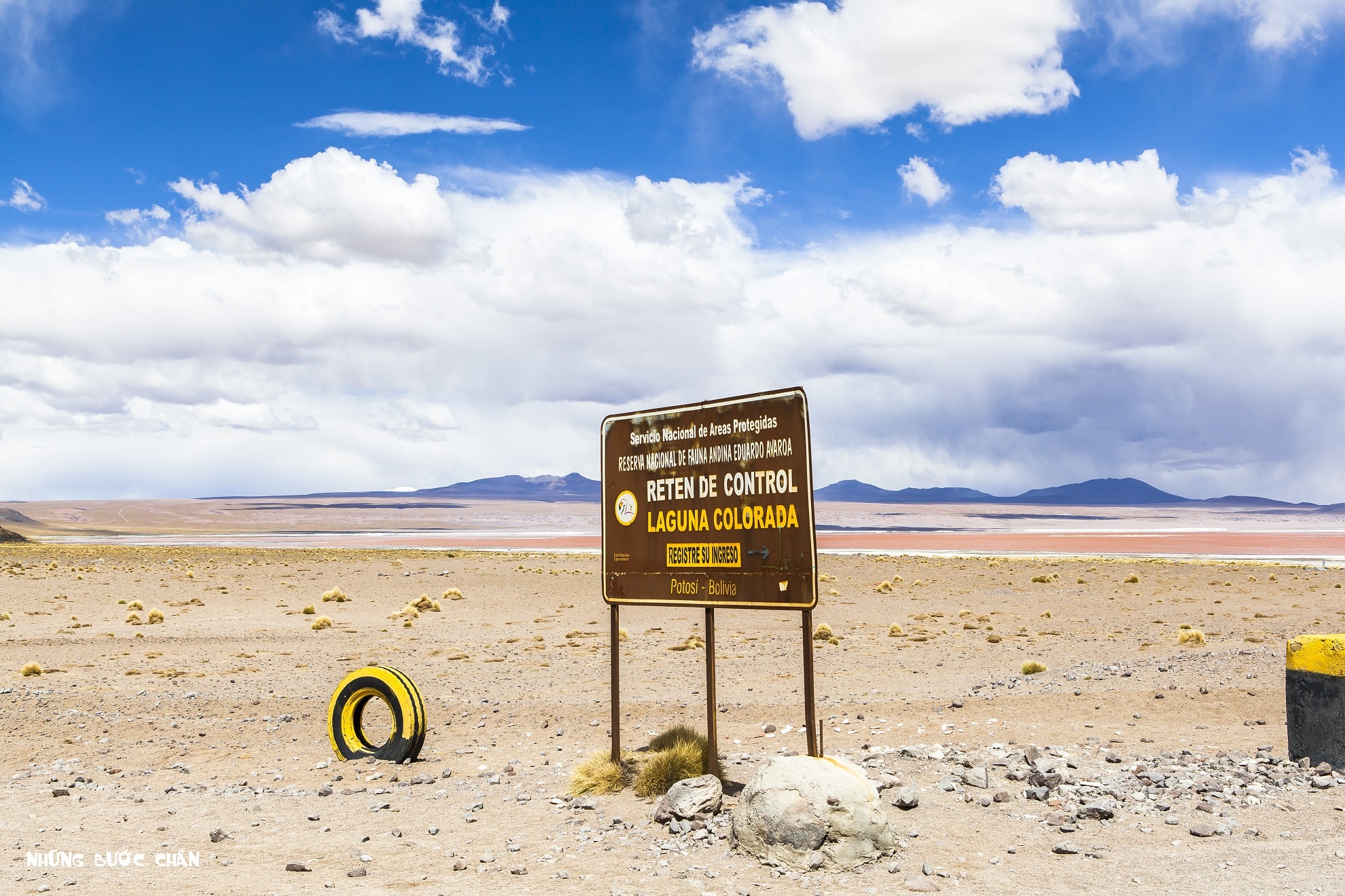 Laguna Colorada hay còn gọi là hồ Đỏ, là hồ muối cạn nổi tiếng ở miền tây nam tỉnh Potosí, thuộc Bolivia, tọa lạc trong vườn dự trữ sinh quyển quốc gia Eduardo Avaroa Andean và gần với biên giới Chile. Hồ có chiều dài hơn 10 km, rộng 9,6 km. Laguna Colorada là một hồ nước mặn, nông, với độ sâu trung bình là 35 cm. Nơi sâu nhất chỉ đạt mức 1,5 mét.