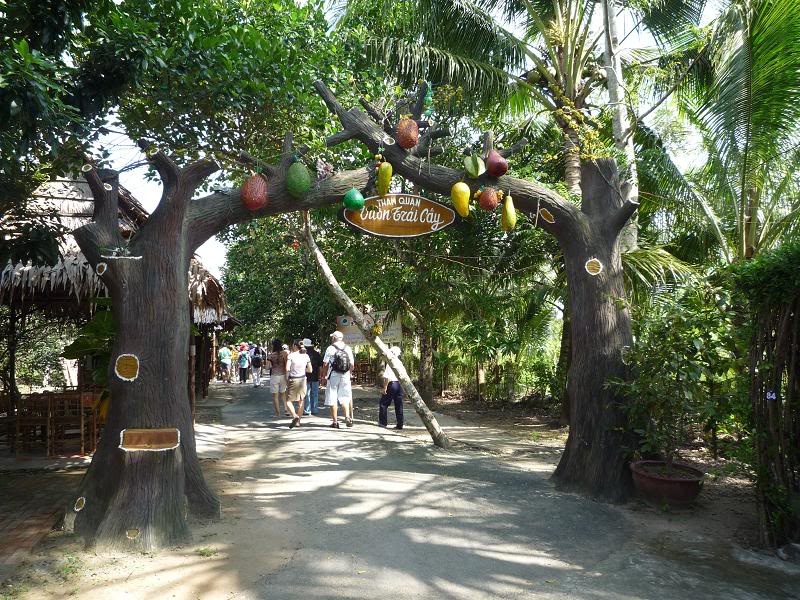 Ngày 1. Cần Thơ: Du khách sẽ đáp chuyến bay tới Cần Thơ để bắt đầu cuộc hành trình. Đầu tiên bạn sẽ tới tham quan Khu du lịch Mỹ Khánh – điểm du lịch sinh thái hấp dẫn với nhiều trò chơi dân gian vui nhộn như câu cá, chèo thuyền, đua heo… sau đó là tham quan Nhà Cổ, tiếp đến là Thiền Viện Phương Nam – ngôi chùa rộng nhất Đồng bằng sông Cửu Long. Ảnh: Dulichmientaygiare.vn. 