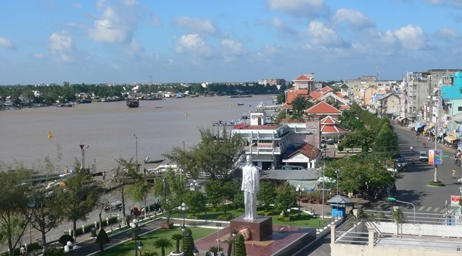 Ngày 2. Cần Thơ – Bạc Liêu – Cà Mau: Buổi sáng là khoảng thời gian du khách tham quan Bến Ninh Kiều, du ngoạn trên sông Cần Thơ đến Chợ nổi Cái Răng. Sau đó bạn sẽ được xe đưa tới Bạc Liêu để ăn trưa và ghé thăm Nhà công tử Bạc Liêu – ngôi nhà cổ được xây dựng từ năm 1919. Tiếp theo đoàn sẽ tới thăm Nhà Thờ Tắc Sậy rồi khởi hành về Cà Mau nghỉ ngơi. Ảnh: Bến Ninh Kiều - Canthopromotion.vn.