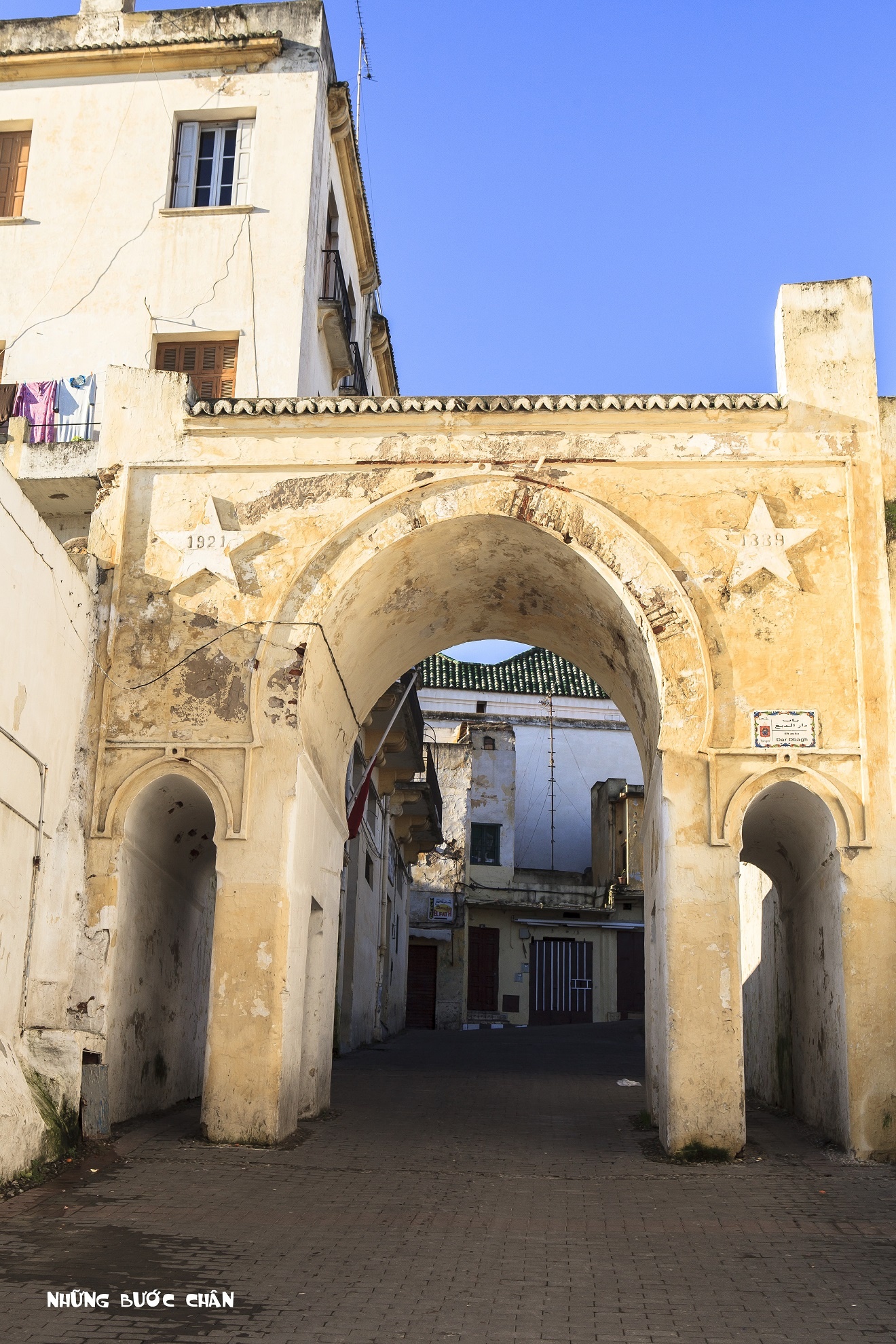 Tangier: Tangier là thành phố phía bắc của vương quốc Morocco, nằm trên bờ biển Bắc Phi ở phía tây, nơi giáp ranh giữa Địa Trung Hải và Đại Tây Dương tại mũi Spartel. Đây là thành phố cửa ngõ thu hút khách du lịch châu Âu tham quan đất nước Morocco. Nơi đây có hệ thống cảng biển sầm suất và những chuyến phà nối với Tây Ban Nha.