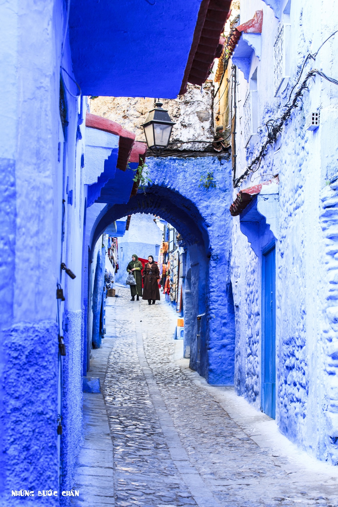 Chefchaouen: Medina ở Chefchaouen là khu phố cổ độc đáo nhất thế giới bởi màu xanh quyến rũ, ma mị của những ngôi nhà của những người Do Thái định cư từ những năm 30 của thế kỷ trước. Ngày nay, toàn khu phố được sơn một màu xanh dương tuyệt đẹp, nhất là dưới ánh bình minh.