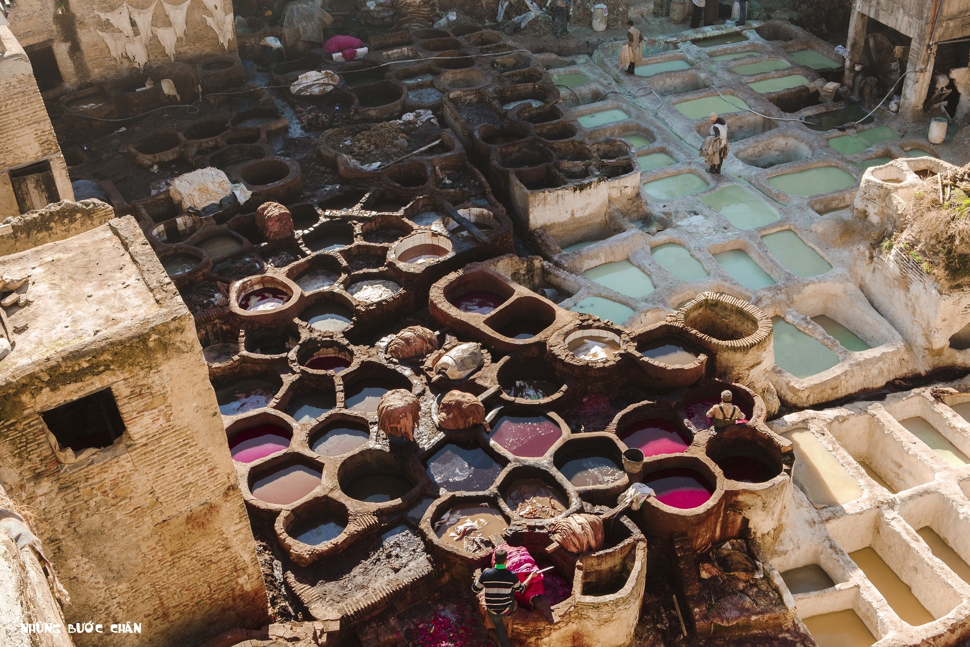 Fes: Khách du lịch thường muốn hiểu về một nền văn hóa thì họ thường đến những khu chợ bởi nơi đấy phản ánh rõ ràng nhất mọi thứ như lối sống, văn hoá, phong tục tập quán, con người, trang phục, ẩm thực… Fes el Bali (khu cũ) vì thế luôn là điểm đến hàng đầu cho bất cứ du khách nào đặt chân đến ngôi chợ cổ được UNESCO công nhận là di sản thế giới năm 1981 này. Và nếu đã một lần đến Fes, bạn hãy cẩn thận vì có khi bạn sẽ lạc bước ở Medina rộng lớn của Fes.