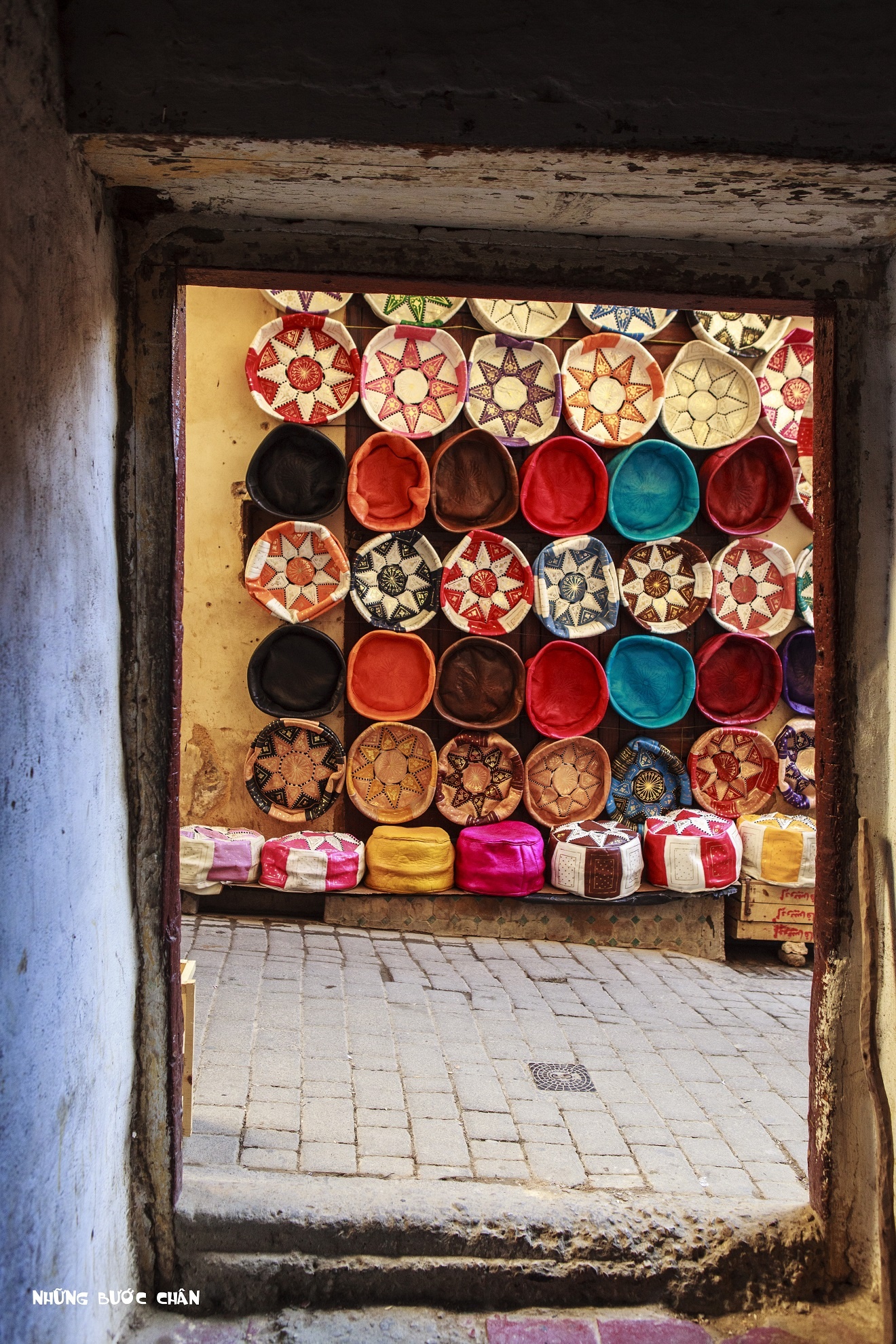 Fes được coi là “Mecca của phương Tây” hay “Athens của châu Phi” với ý chỉ sự phát triển mạnh mẽ trong quá khứ của thành phố về nhiều mặt. Với khoảng 160.000 người sống và làm việc trong Medina, có lẽ đây là vùng trung tâm đô thị đến hiện nay chỉ sử dụng những phương tiện di chuyển thô sơ như ngựa, lừa, la, xe đạp hay xe gắn máy lớn nhất nhất trên thế giới... Lần theo các ngõ hẹp, du khách dễ dàng tìm đến được các xưởng thuộc da thủ công đầy sắc màu và mùi hương khó quên. Đây là nghề thủ công nổi tiếng và lâu đời của Fes từ xưa. Khách du lịch khi đến Fes đều mong muốn tìm hiểu nghề thuộc da này và một số sản phẩm da được bày bán rất độc đáo và đa dạng.