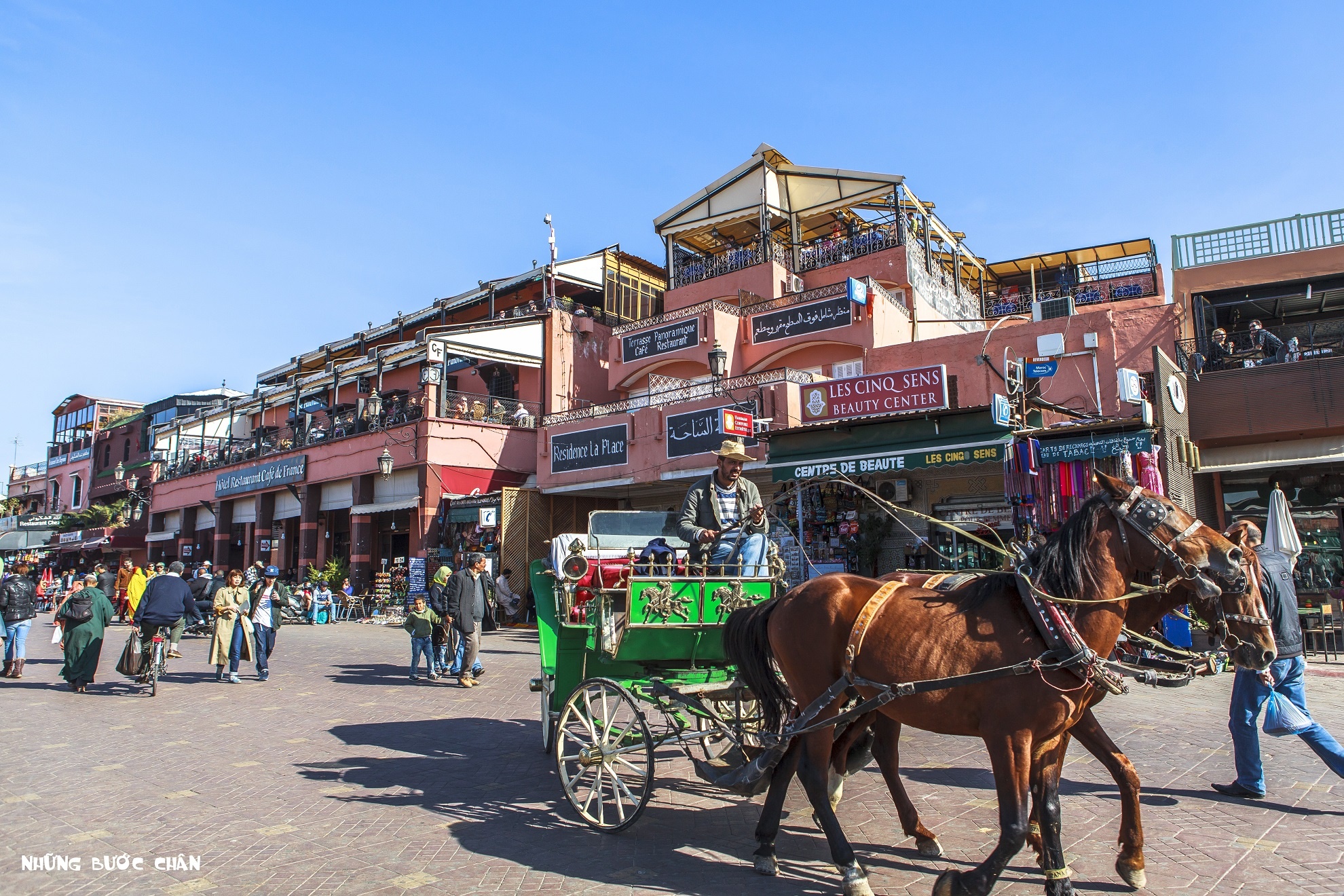 Quảng trường Jemaa el Fna trước khu vực phổ cổ Marrakech, du khách có cơ hội được gặp những người kể chuyện rong, dụ rắn, những chiếc xe ngựa lọc cọc chở khách, những xe đẩy độc đáo bán nước cam tươi, những món ăn truyền thống bày bán ê hề trong các khu chợ và những hàng hóa từ quần áo, thuộc da, hương liệu, thực phẩm, trang sức, mỹ nghệ, thảm, đèn treo… khắp các khu phố cổ theo kiểu Trung Đông đầy màu sắc huyền bí.