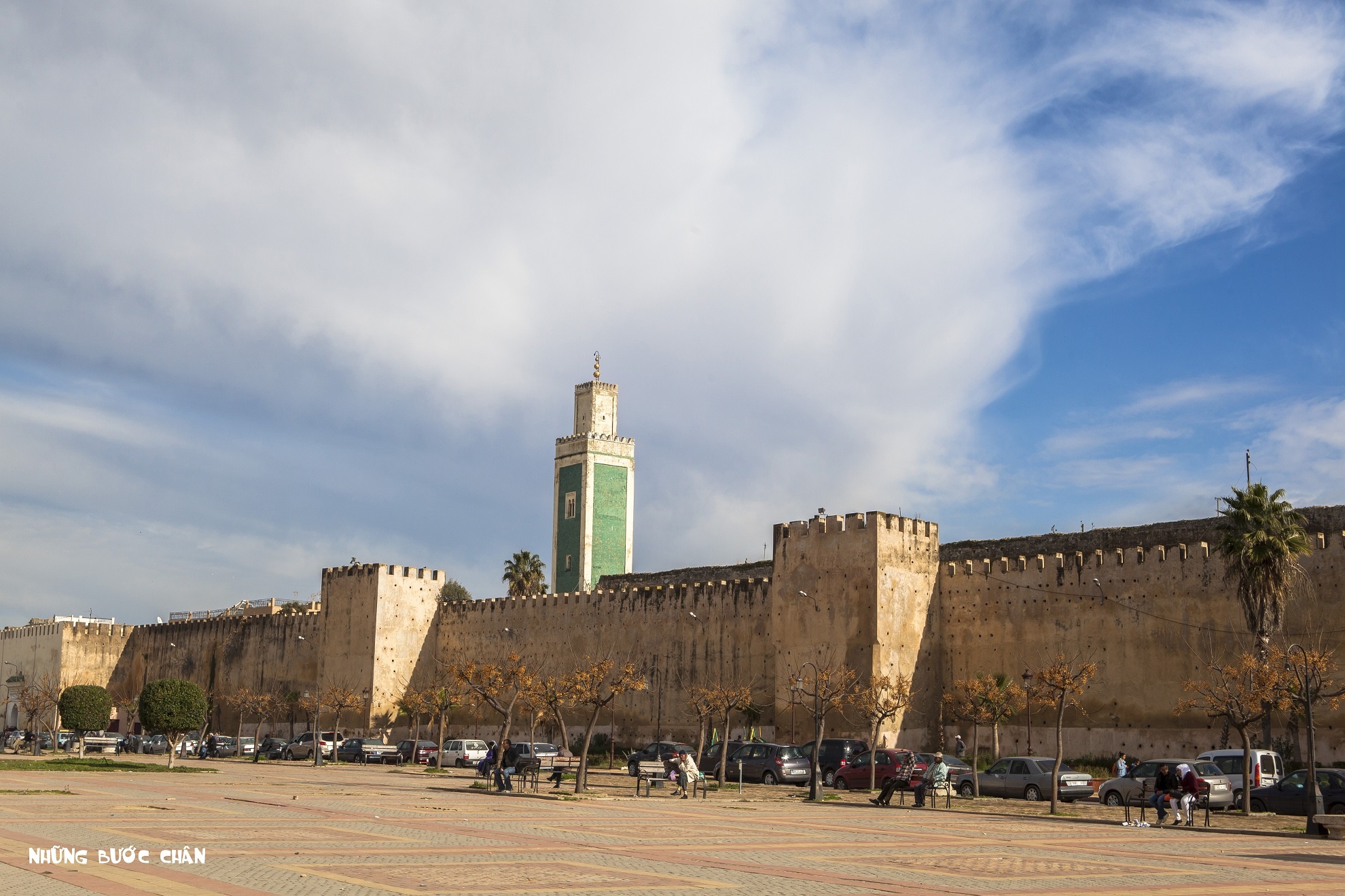 Meknes: Meknes là một trong bốn thành phố du lịch nổi tiếng nhất của Ma Rốc. Meknes từng là thủ đô Morocco dưới thời cai trị của Moulay Ismail (1672–1727), trước khi được dời đô đến Marrakech. Thành phố hiện có lưu giữ nét kiến trúc kiểu Tây Ban Nha và Ma Rốc rất ấn tượng. Bao quanh thành phố là những bờ tường cao với các cổng thành vĩ đại. Nơi đây có nhiều di tích lịch sử như nhà thờ hồi giáo, quảng trường và đặt biệt là các khu chợ cổ thu hút rất nhiều khách du lịch đến tham quan. 