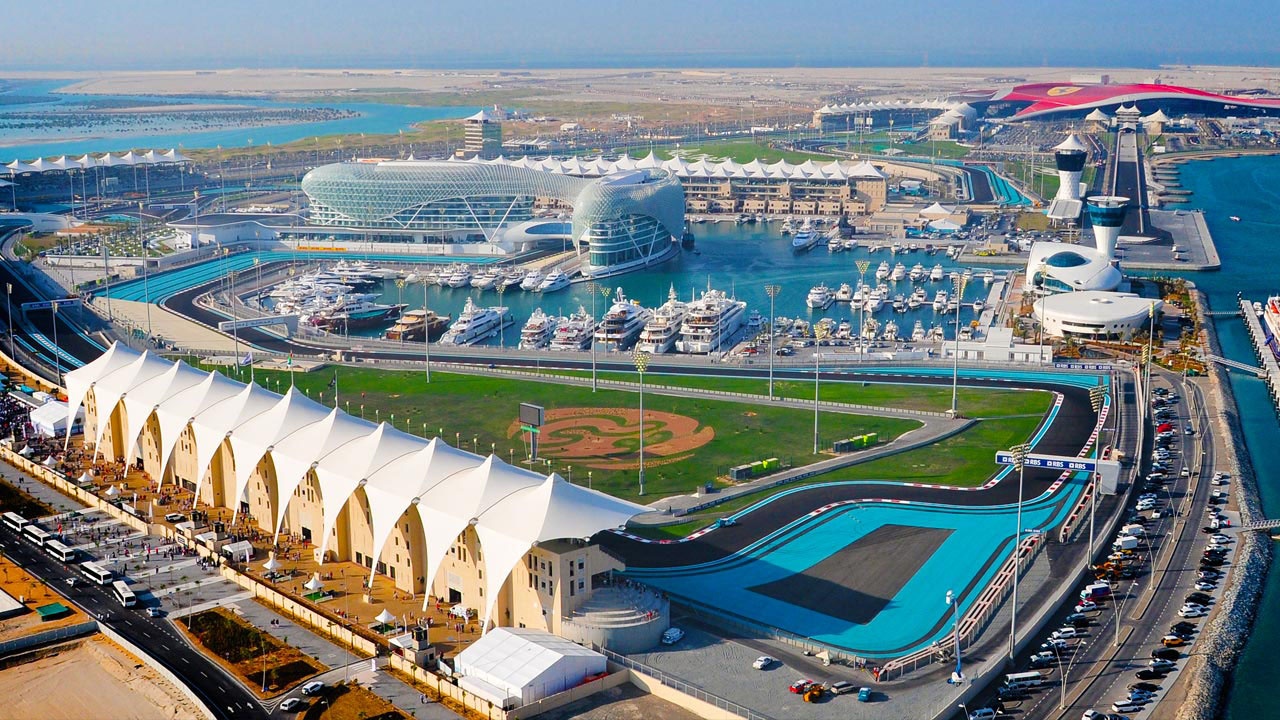 Ngày 2. Abu Dhabi – Dubai: Buổi sáng bạn sẽ được xe đón tới tham quan Dates Market nơi buôn bán các mặt hàng nông sản truyền thống địa phương, sau đó tới tham quan công viên Ferrari World – công viên vui chơi giải trí trong nhà lớn nhất thế giới, nằm trên đảo Yas ở Abu Dhabi. Đây cũng là nơi sẽ cho bạn thử cảm giác Formula Rossa - tàu lượn siêu tốc nhanh nhất thế giới. Ảnh: Cheapvacationholiday.com.