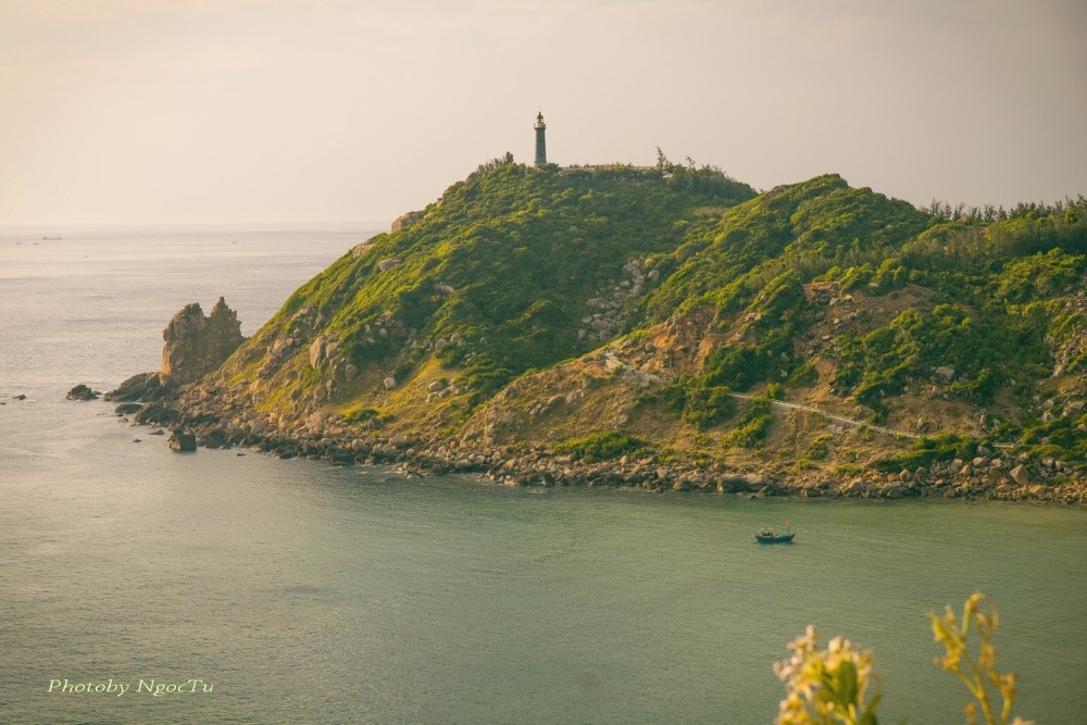 Hải đăng Mũi Điện, hải đăng ở địa đầu tổ quốc. Ảnh: Lê Ngọc Tú.