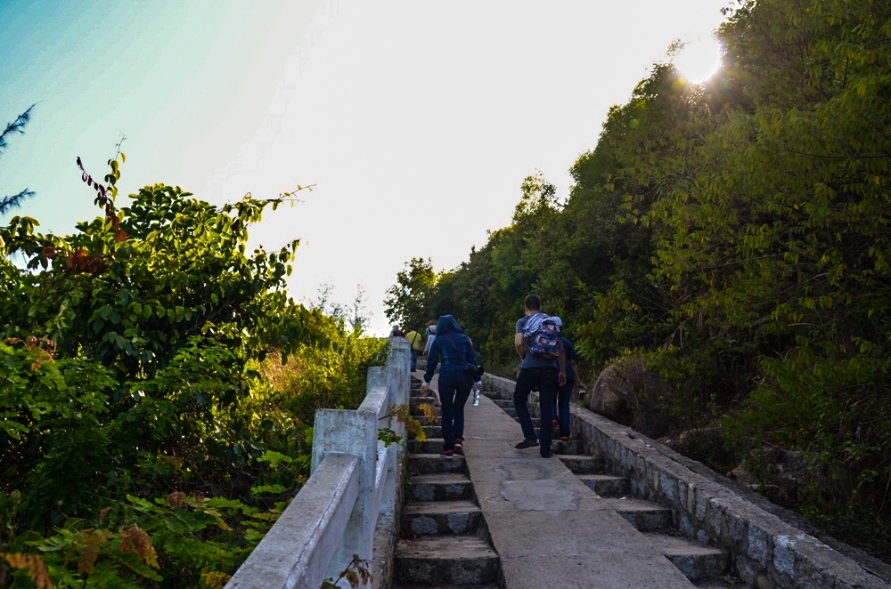 Để chinh phục được cực đông tổ quốc, anh em trong CLB Nhiếp ảnh & Du lịch chúng tôi bắt đầu hành trình từ những bậc thang. Một con đường dài dọc vách núi với những bậc thang nối tiếp bậc thang chạy lên đến ngọn hải đăng Mũi Điện. Ảnh: Quốc Bảo.