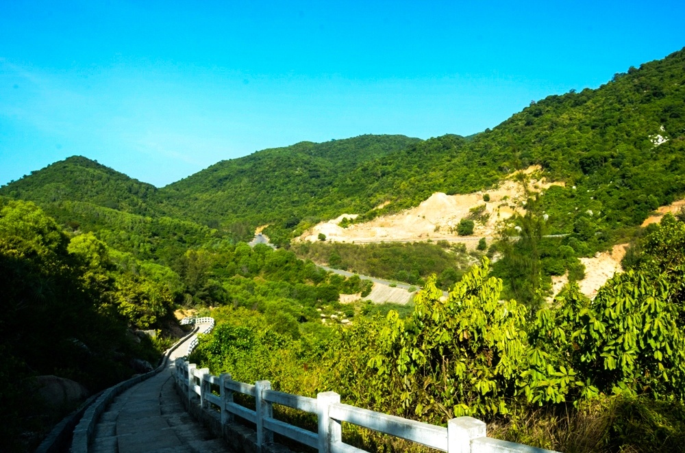 Đường đến cực đông tổ quốc đầy thú vị và cũng không thiếu những góc nhìn đẹp cho người nhiếp ảnh. Ảnh: Quốc Bảo.