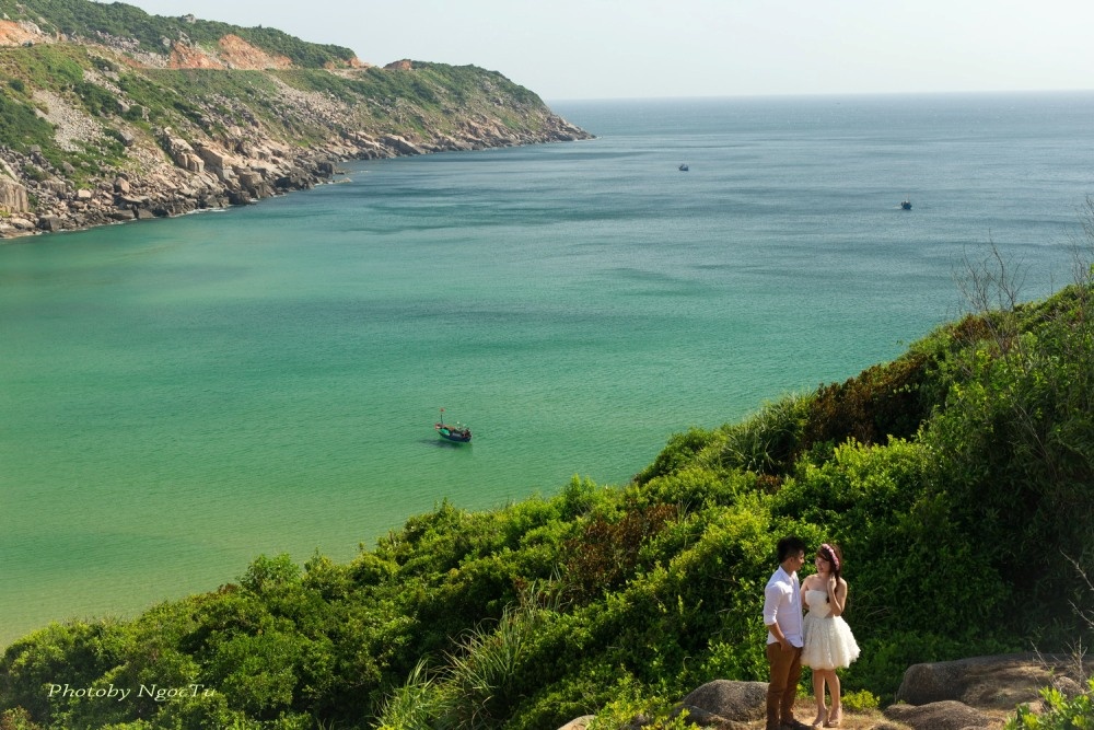 Các cặp đôi cũng lựa chọn đây làm nơi để lưu lại những tấm ảnh để đời cho một hành trình sắp tới với cuộc sống mới. Ảnh: Lê Ngọc Tú.