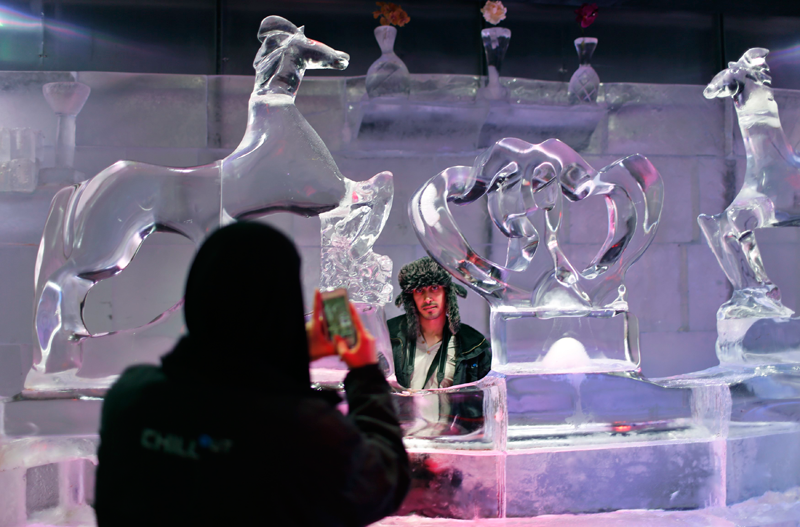 Tạm quên đi cái nóng của vùng sa mạc, bạn sẽ tới quán cà phê được xây dựng hoàn toàn từ băng Chillout Ice Café, tại đây du khách sẽ được thưởng thức đồ uống trong không gian băng giá khi cả dao, nĩa, ly, đĩa, rèm cửa, đèn chum, cả những bức tượng điêu khắc cũng được làm từ băng. Tối đoàn sẽ khởi hành về Abu Dhabi và nghỉ ngơi. Ảnh: Emirates247.com.