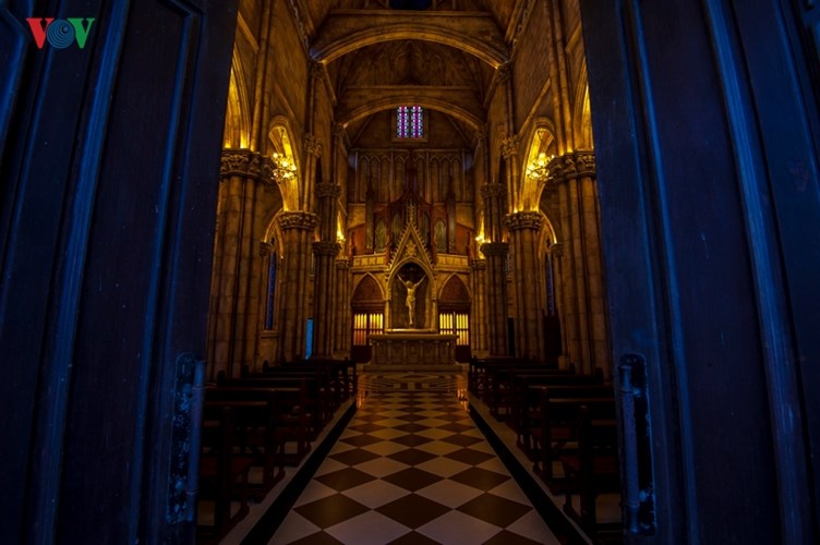 Phía bên trong nhà thờ, một không gian ấm cúng đậm chất Châu Âu trên đỉnh Bà Nà.