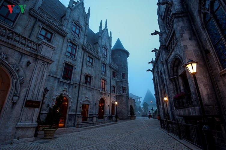 Đâu đó những bản nhạc Pháp nhẹ nhàng, du dương làm cho du khách cảm thấy như đang dạo bước tại Paris hoa lệ.