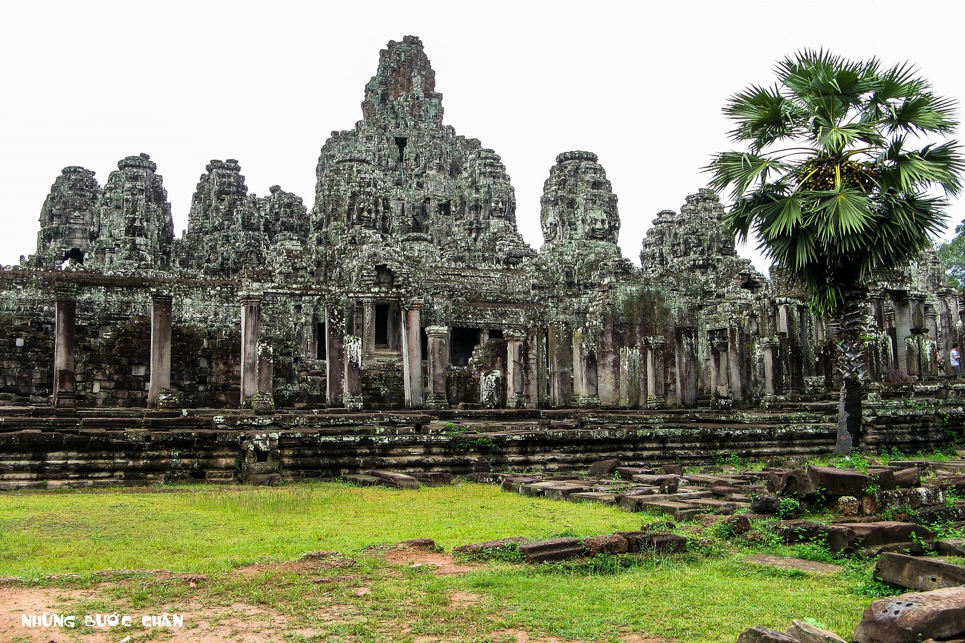Cố đô Angkor Thom (802 – 1431) ở Campuchia: Angkor Thom có nghĩa là “thành phố vĩ đại”, được vua Jayavarvan VII xây dựng sau kỳ quan Angkor Wat gần 100 năm. Angkor Thom được bao quanh bằng tường đá và kênh đào dài 3 km mỗi cạnh, là kinh đô cuối cùng của Đế chế Angkor. Đã ngót một nghìn năm trôi qua, các công trình kiến trúc của Angkor đã bị chiến tranh và thiên nhiên tàn phá. Tuy nhiên cố đô Angkor Thom với những bức tượng Bayon huyền bí vẫn luôn hấp dẫn khách du lịch tìm hiểu và khám phá khi đến Campuchia. Ảnh: Những Bước Chân..